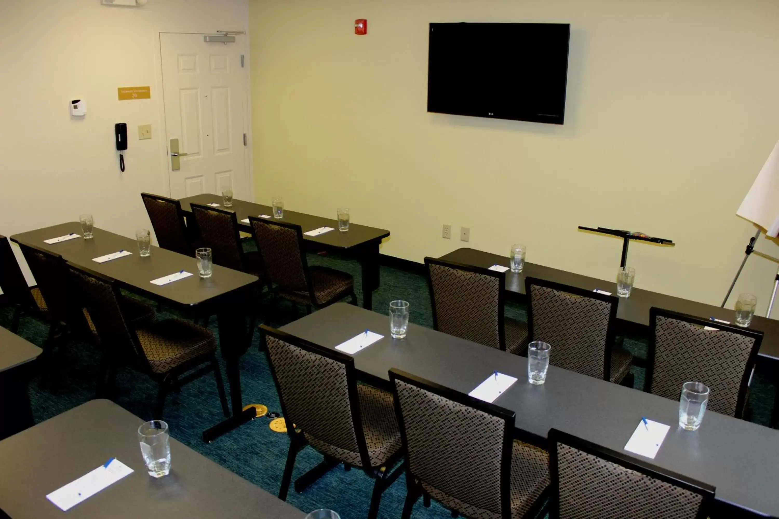 Meeting/conference room, Restaurant/Places to Eat in Candlewood Suites Arundel Mills / BWI Airport, an IHG Hotel