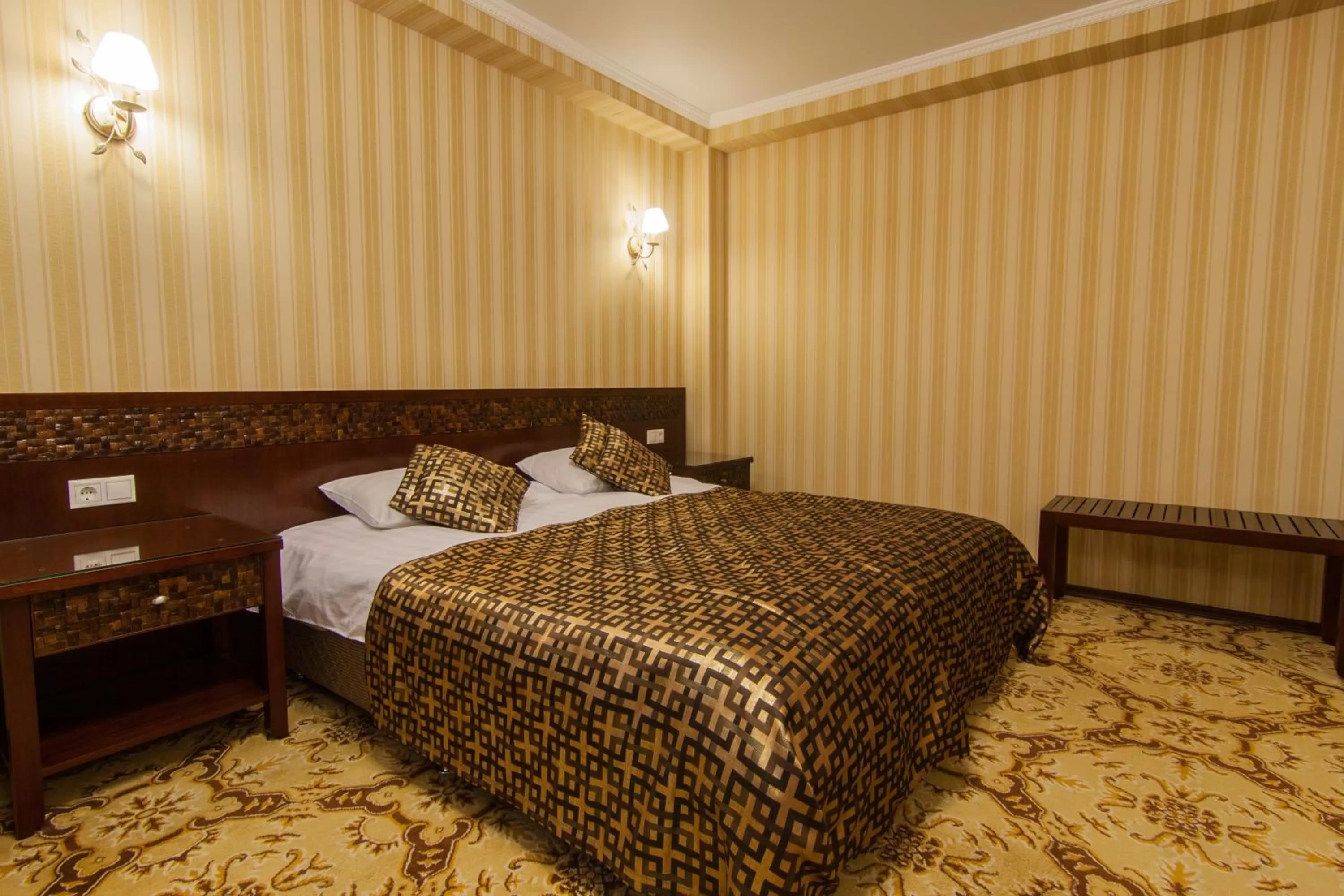 Photo of the whole room, Bed in Klassik Hotel