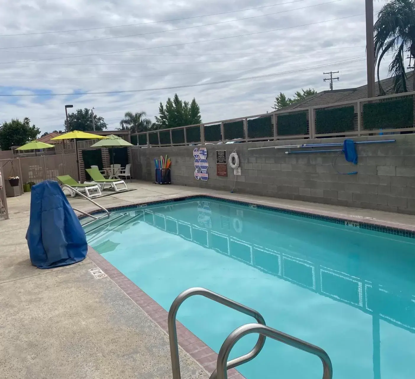 Swimming Pool in Comfort Suites Tulare