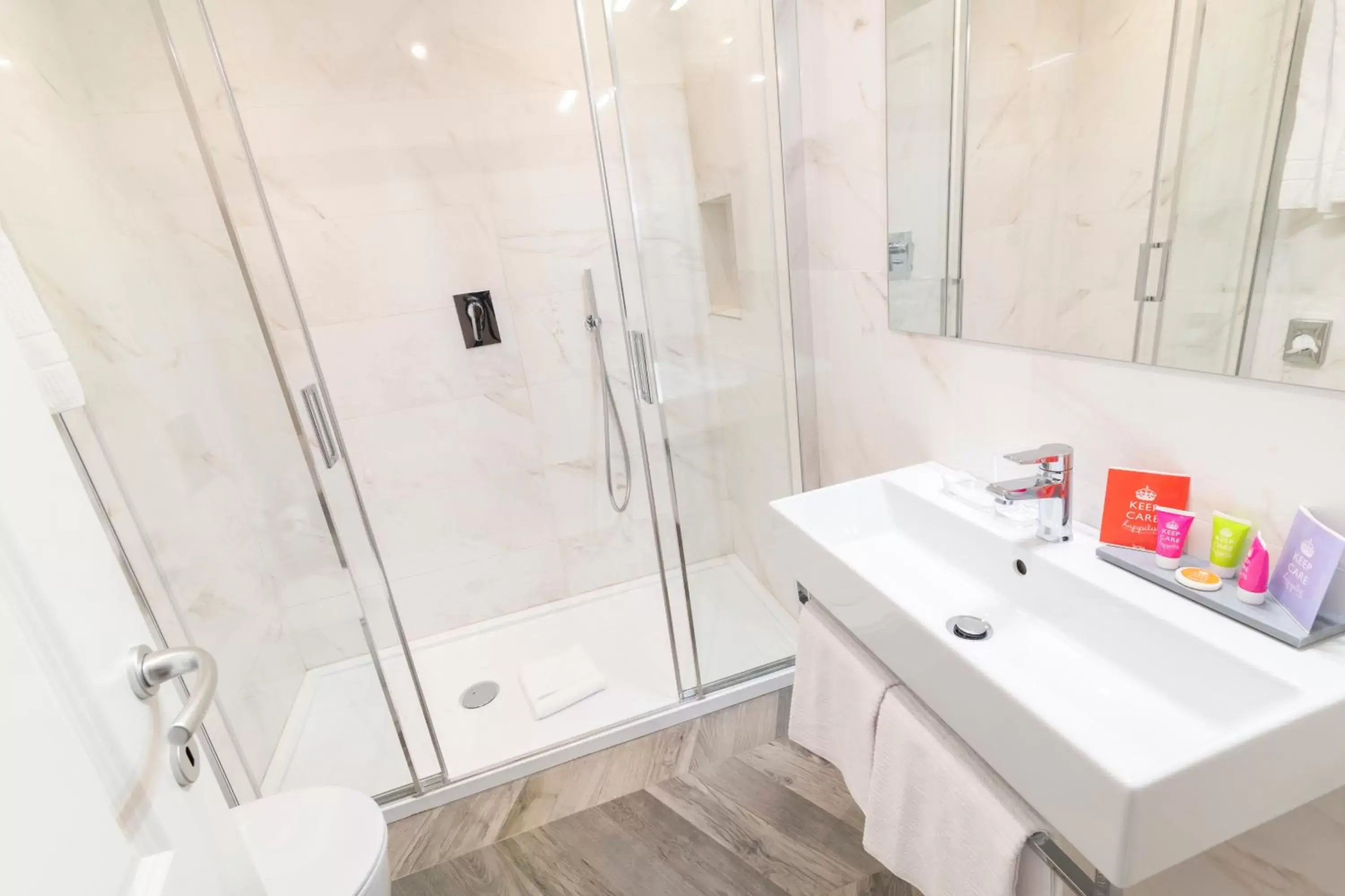 Shower, Bathroom in Eccelso Hotel