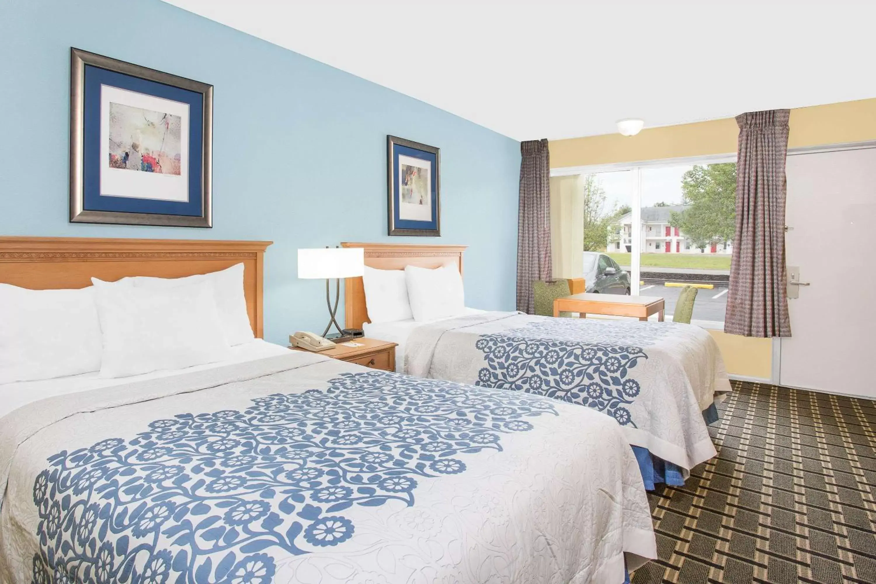 Photo of the whole room, Bed in Days Inn by Wyndham Ruther Glen Kings Dominion Area