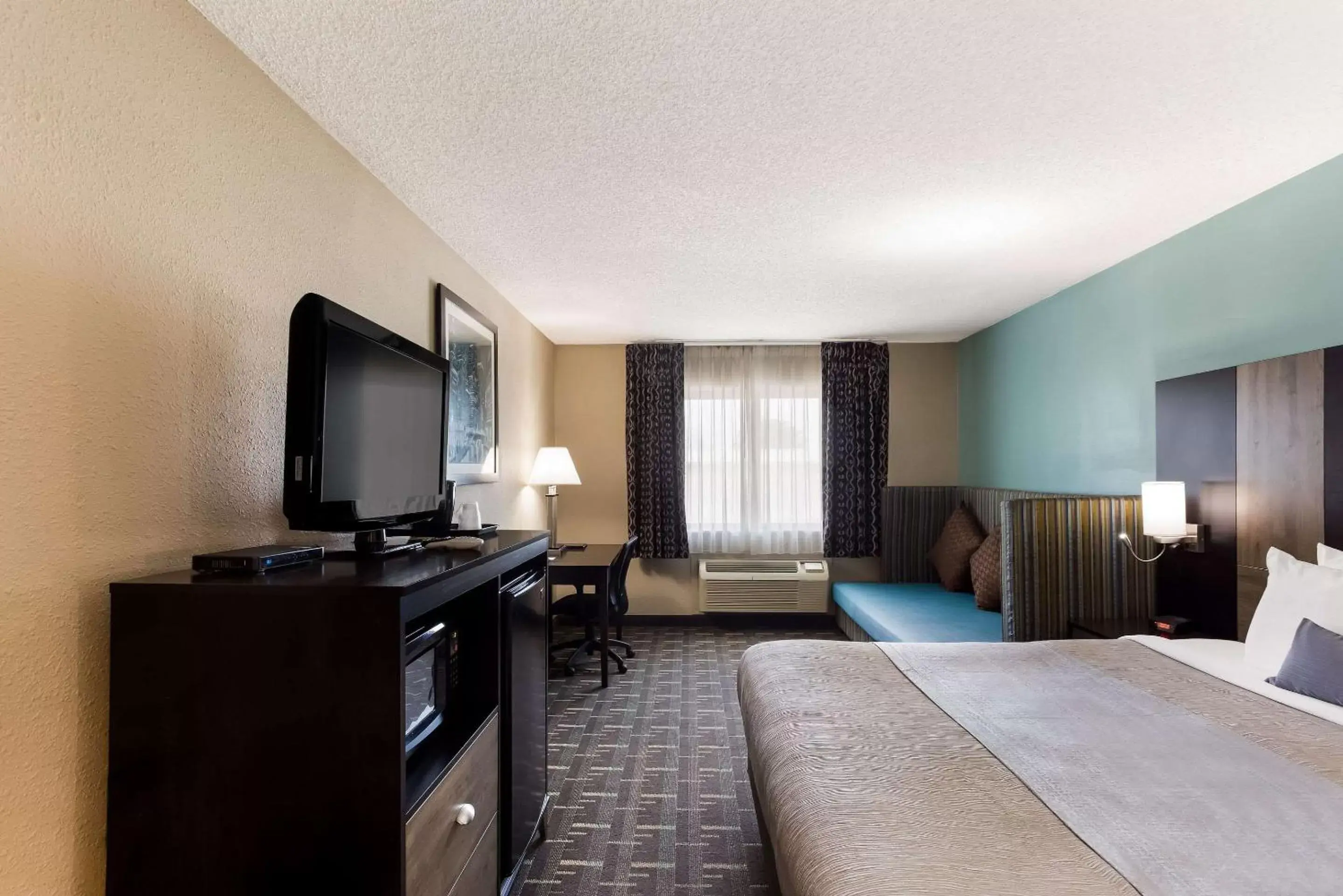 Bedroom, TV/Entertainment Center in Quality Inn Galesburg near US Highway 34 and I-74