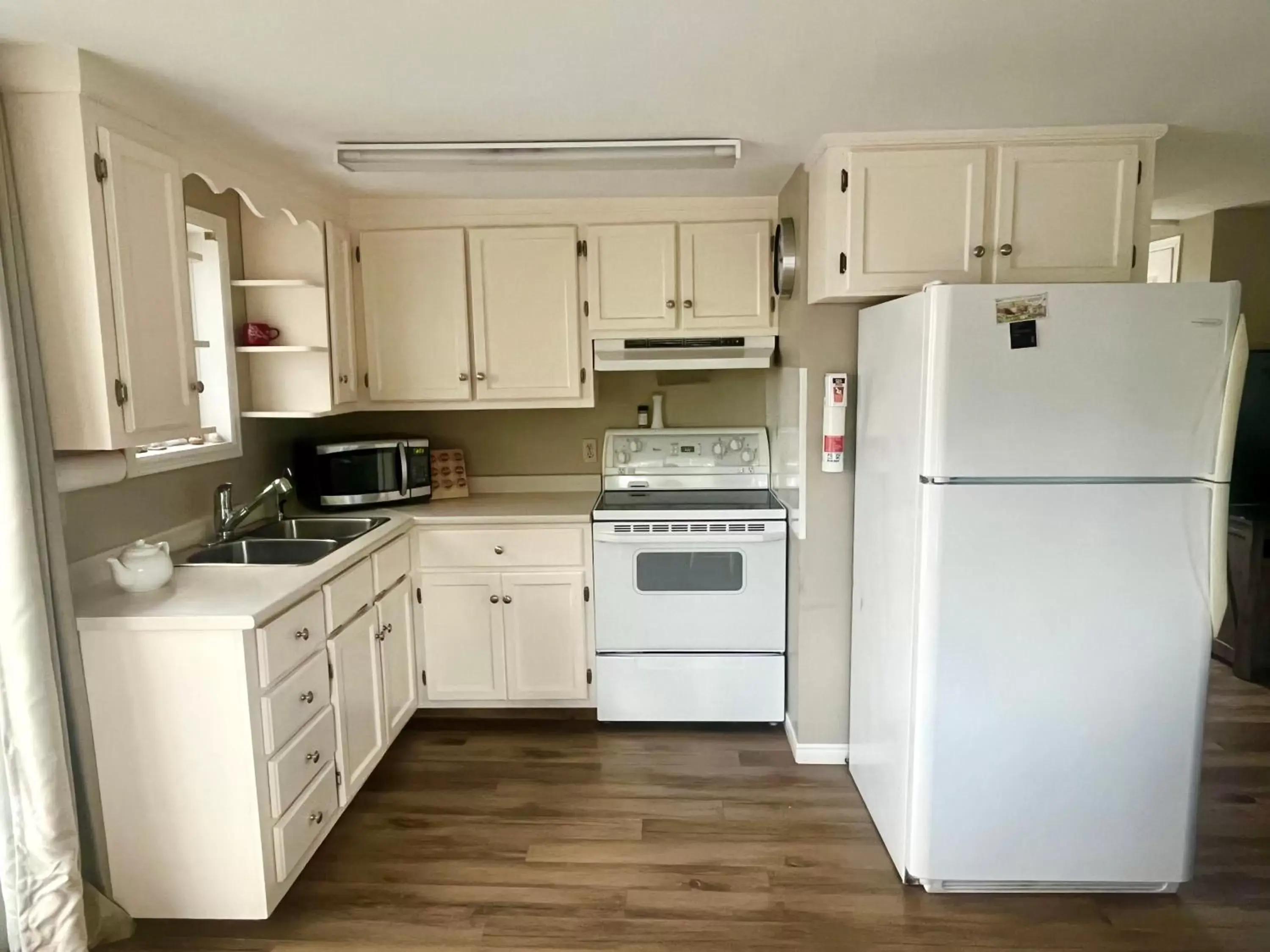 Kitchen/Kitchenette in Alma Shore Lane Suites & Cottages