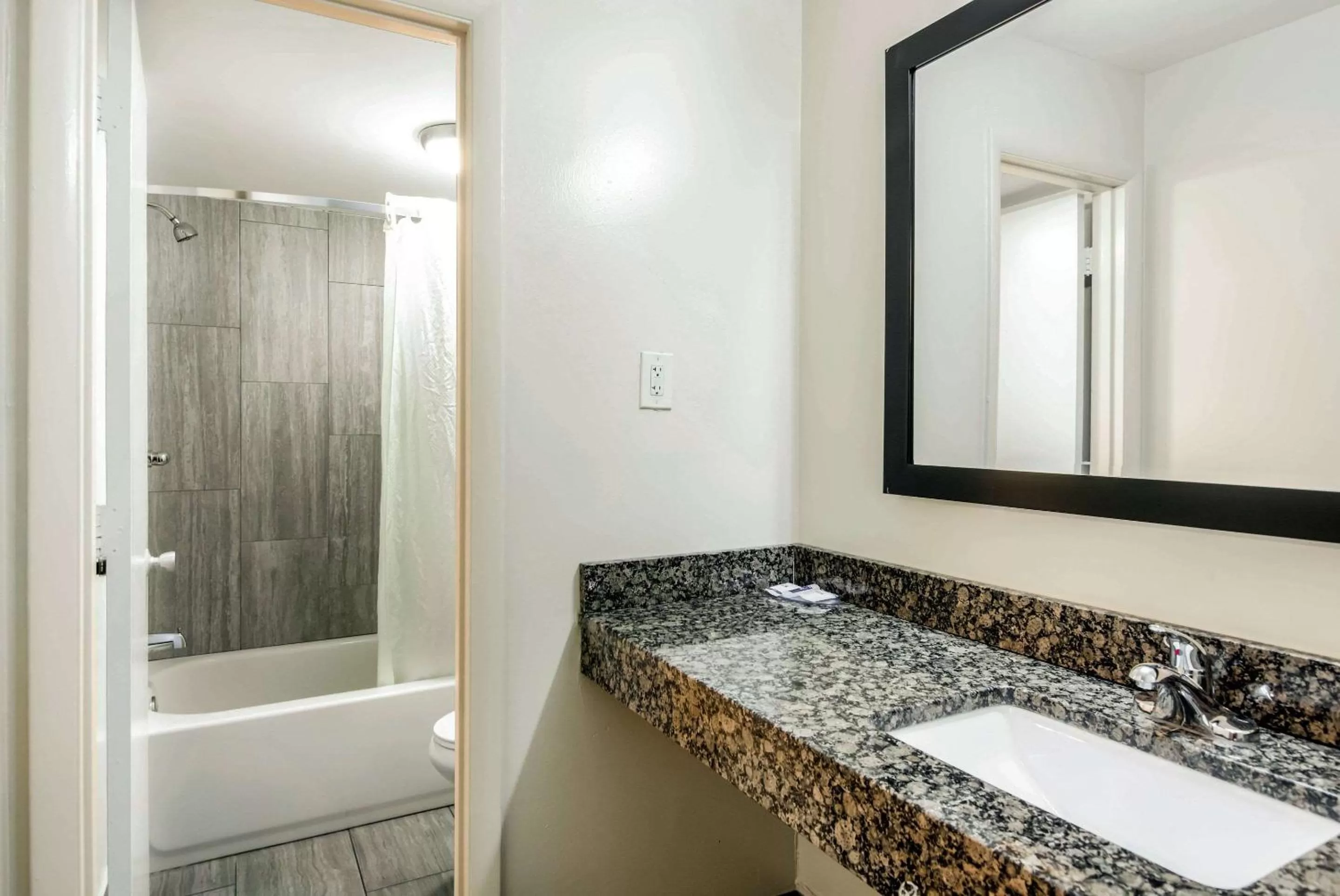 Bathroom in Brentwood Inn Richmond South