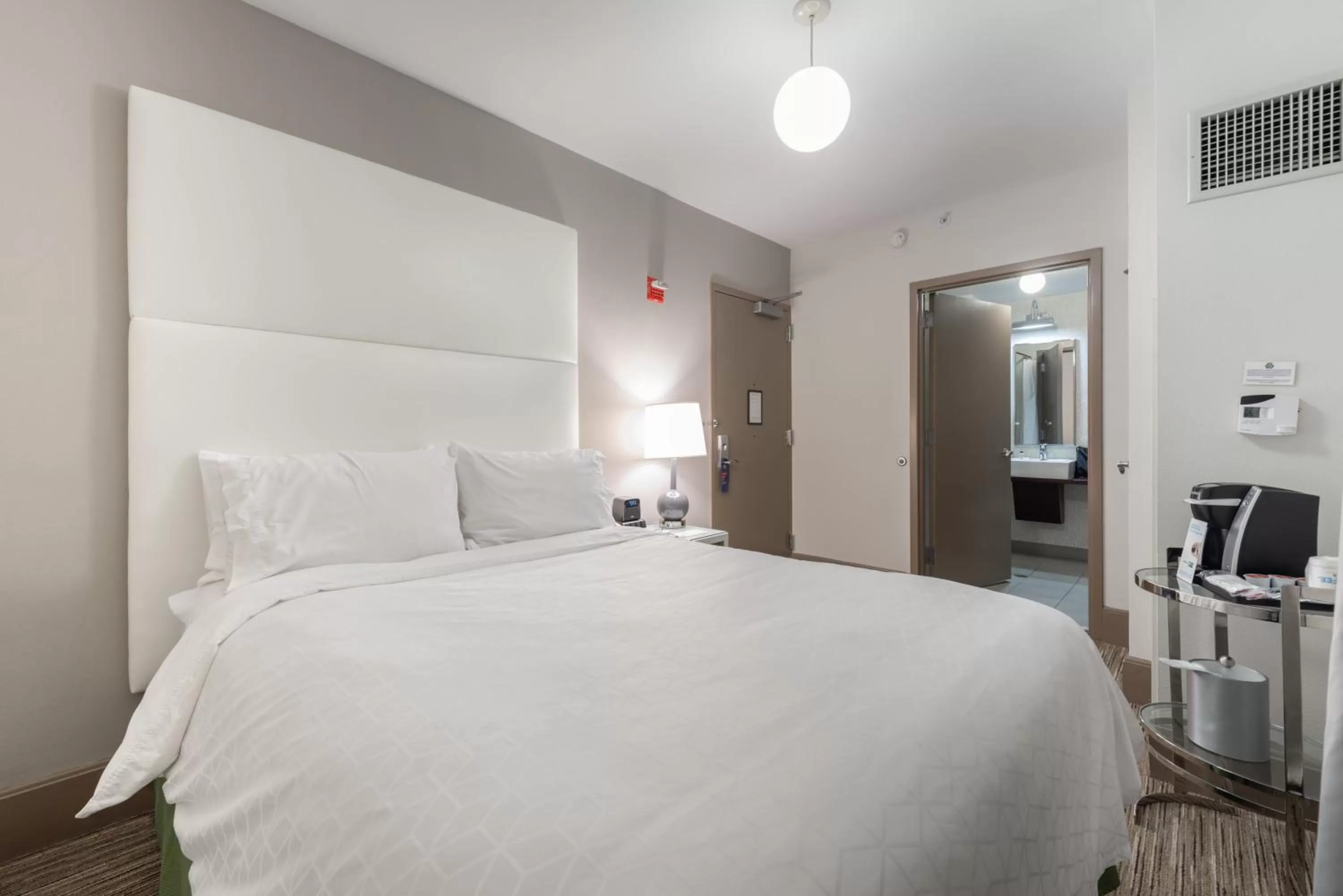 Queen Room - Non-Smoking in Holiday Inn Express Chicago - Magnificent Mile, an IHG Hotel