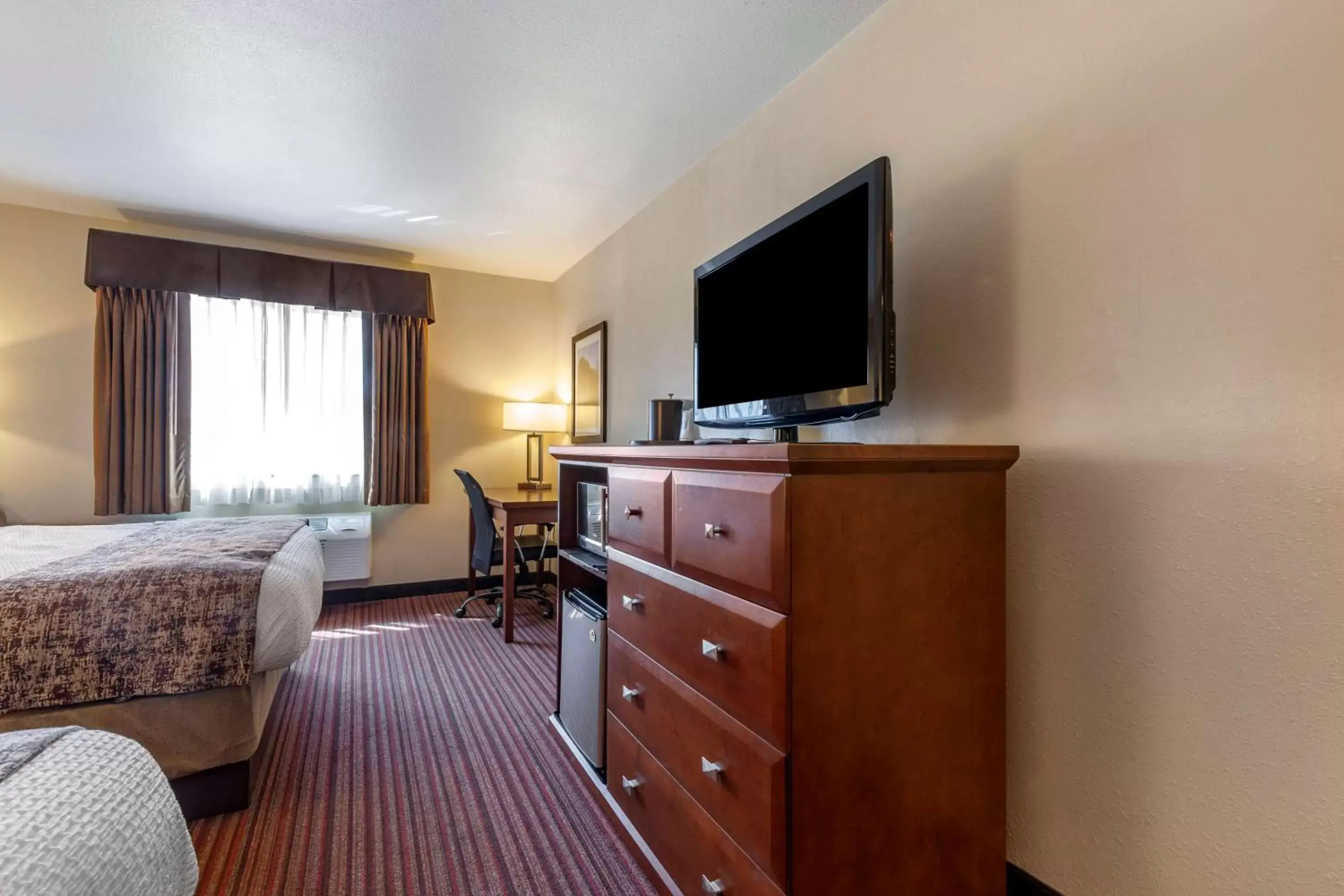 Bedroom, TV/Entertainment Center in Best Western PLUS Sparta Trail Lodge