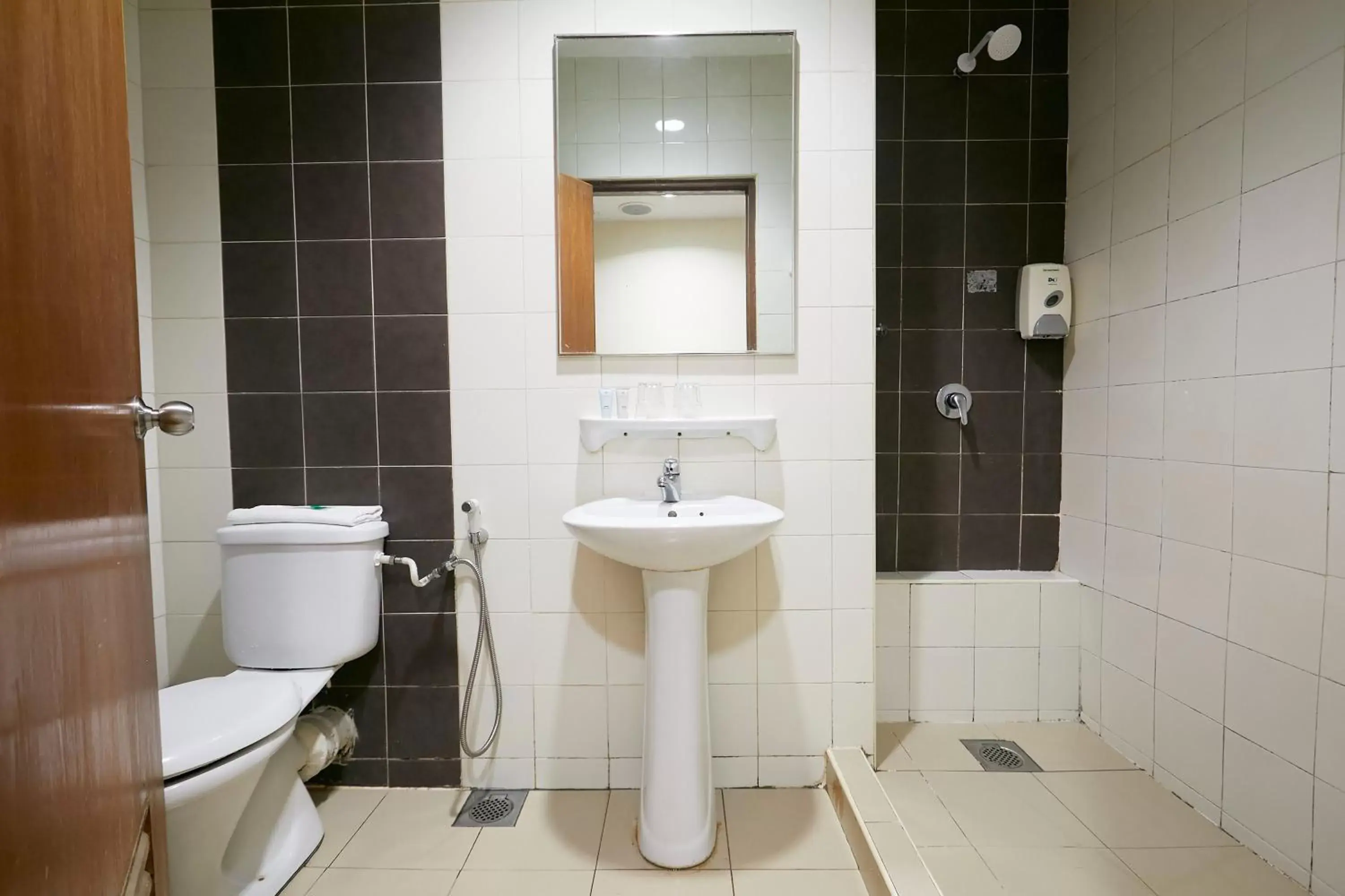 Shower, Bathroom in Grand Pacific Hotel