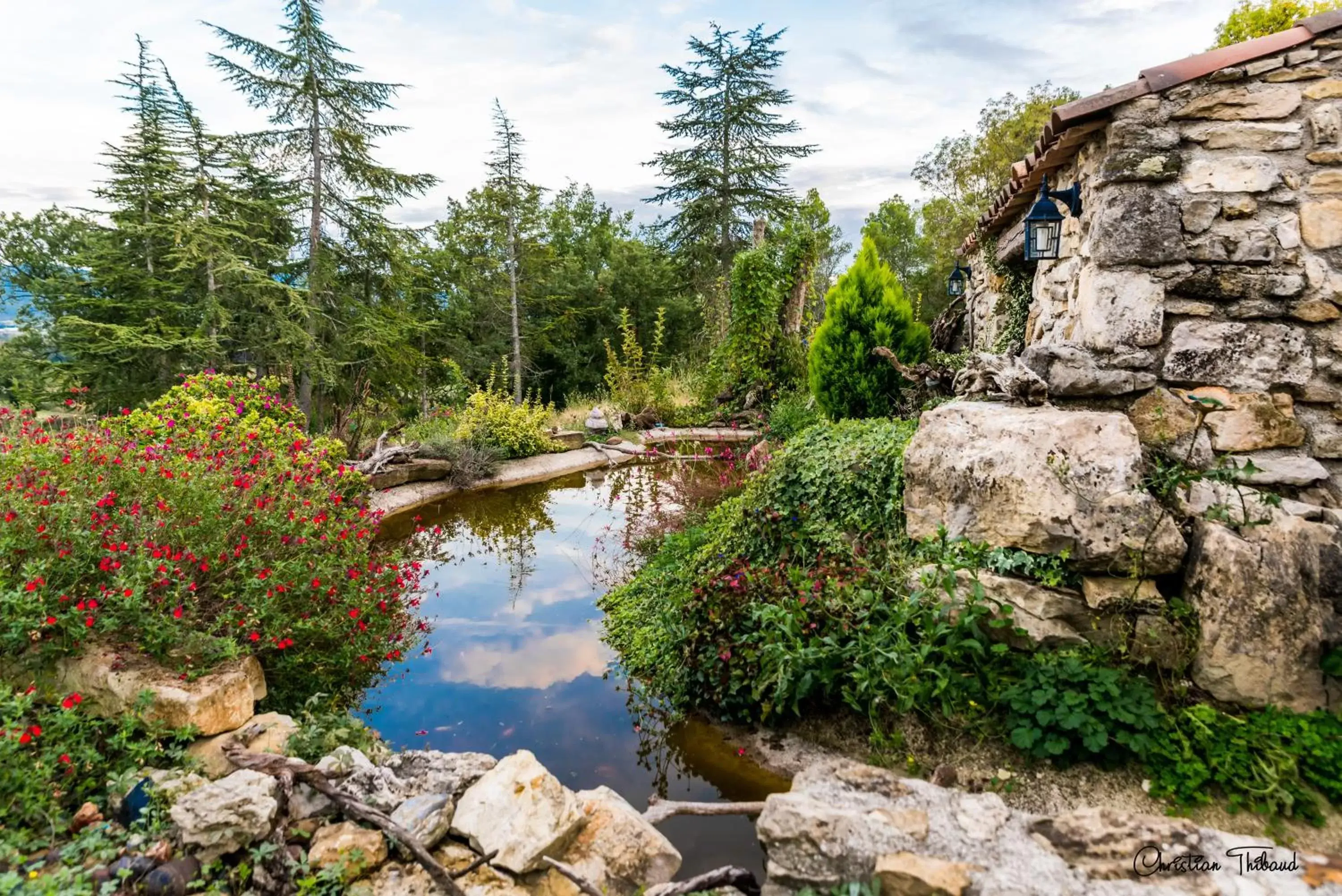 Garden in Suite Cardinale 40m2 chambre d' hôte du Mas Fabrègue