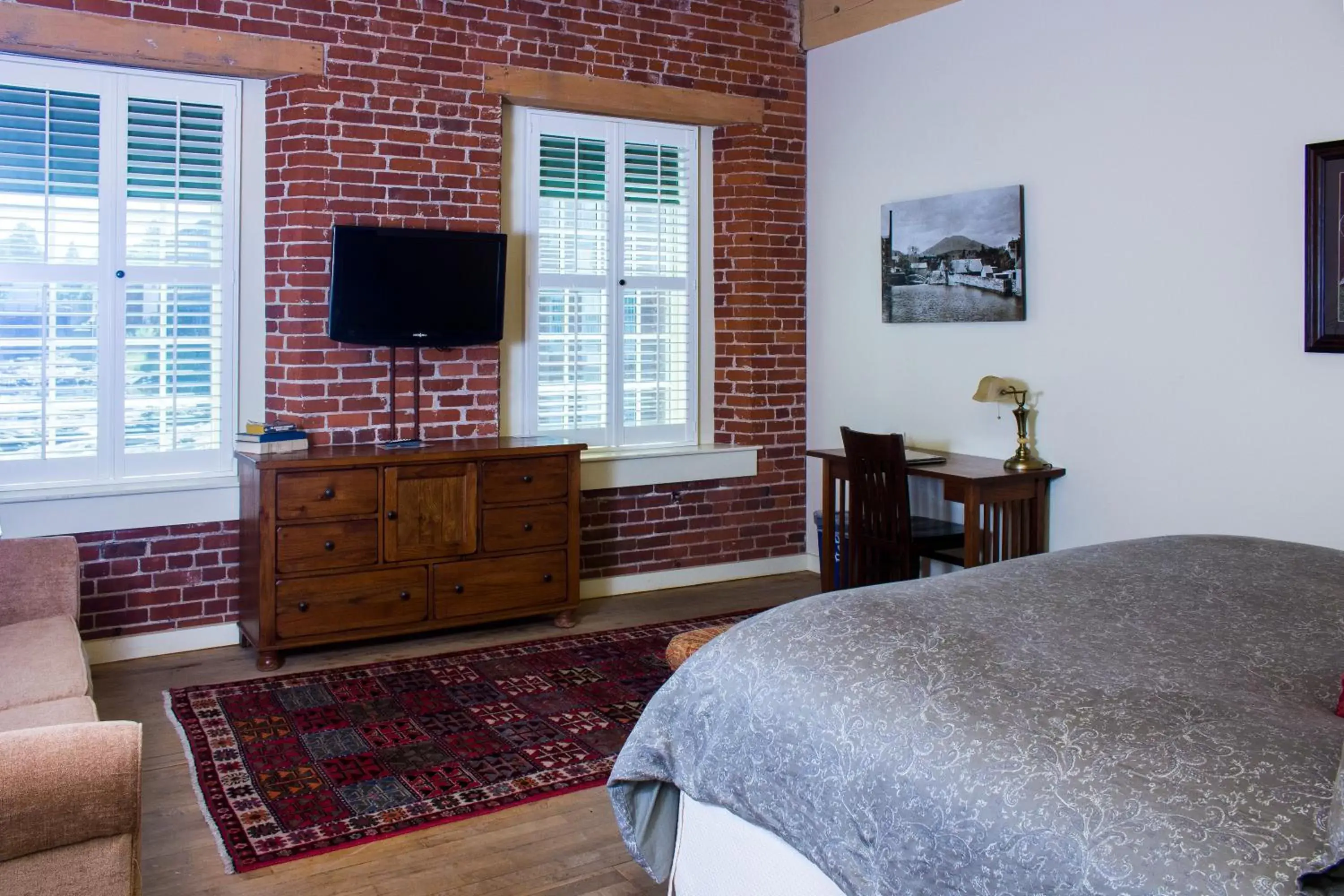 Bedroom, TV/Entertainment Center in The Common Man Inn & Restaurant