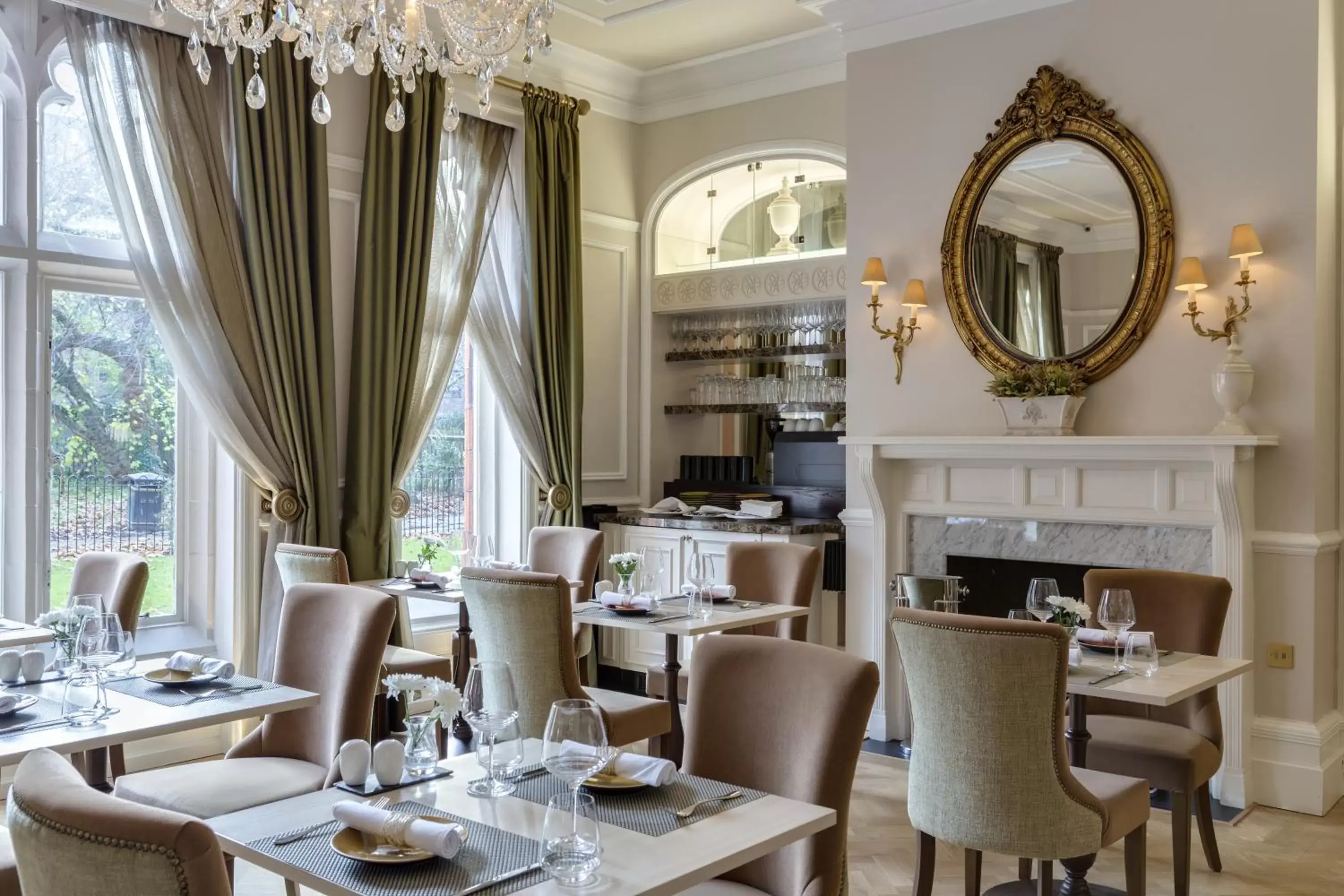 Restaurant/Places to Eat in St Paul's Hotel