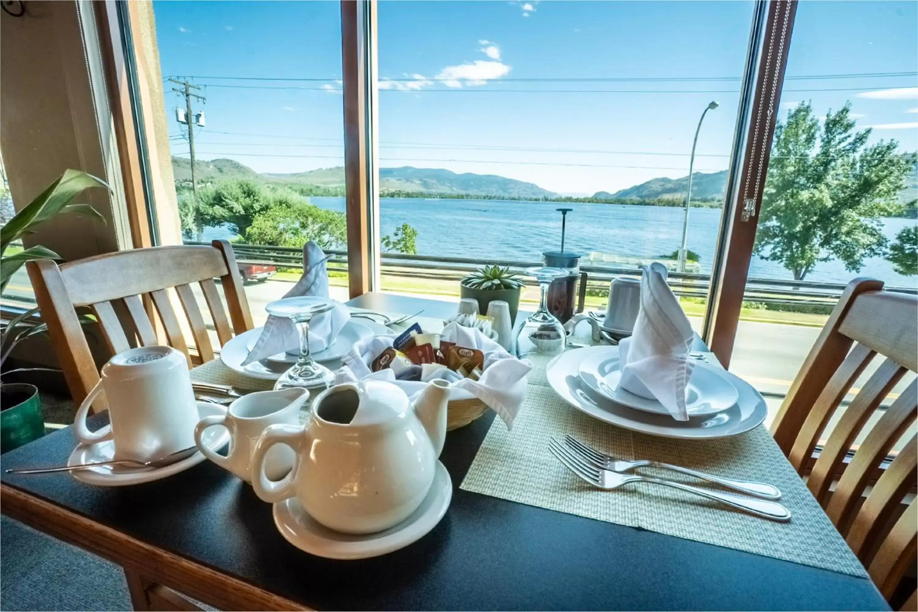 Restaurant/Places to Eat in Holiday Inn Hotel & Suites Osoyoos, an IHG Hotel