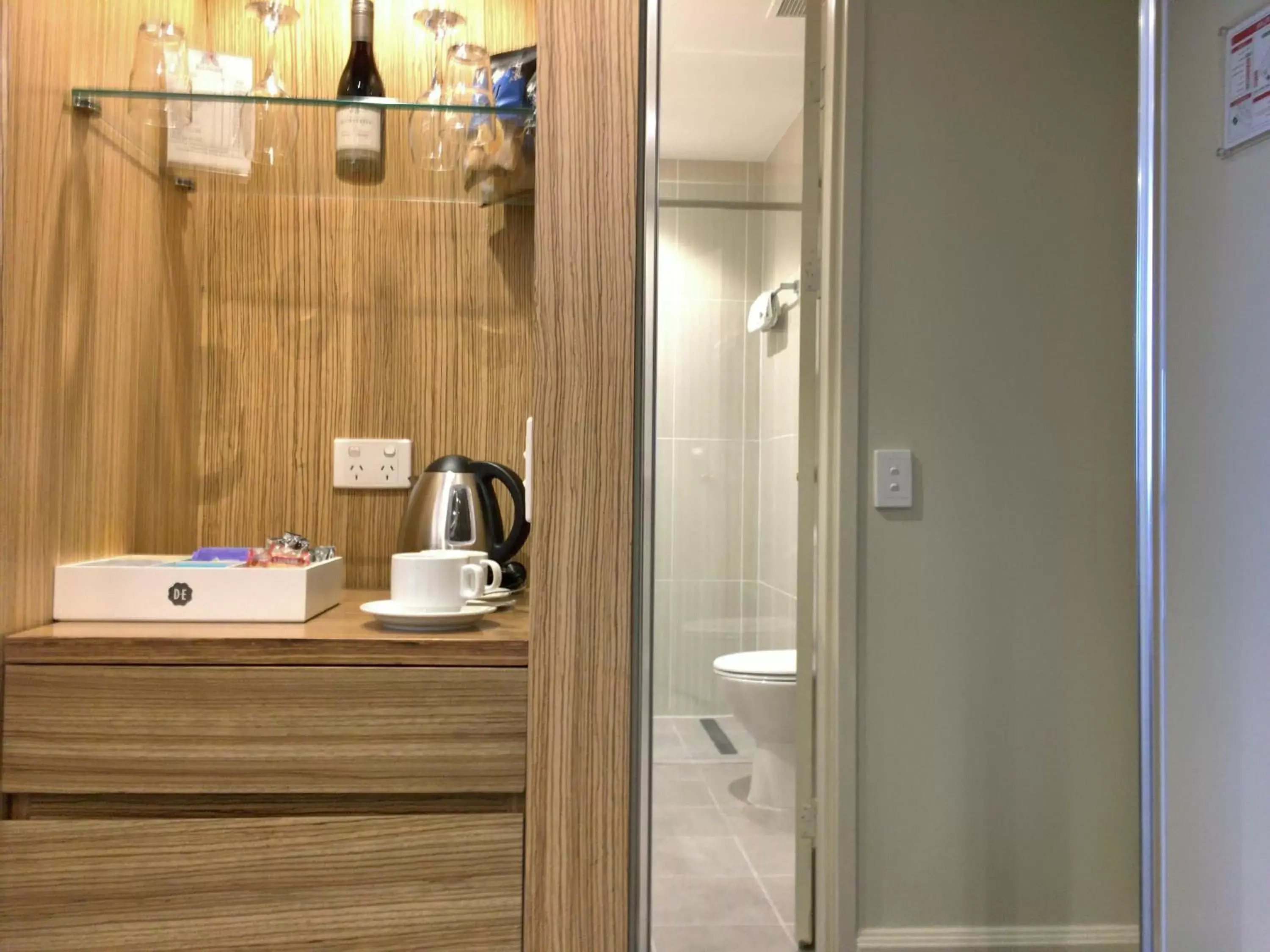 Coffee/tea facilities, Bathroom in Hotel Diana