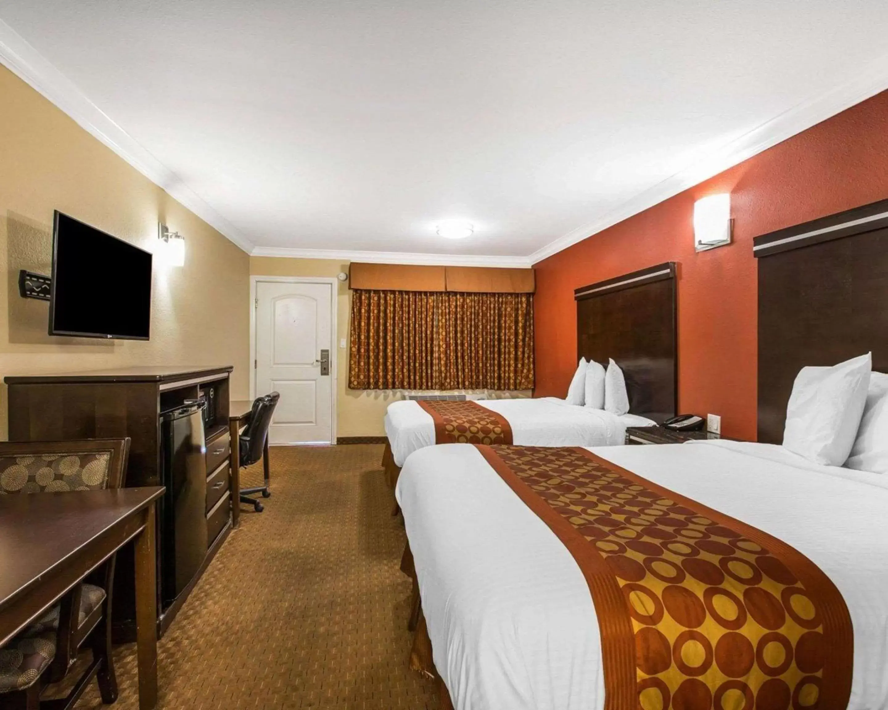 Photo of the whole room, Bed in Rodeway Inn & Suites Corona