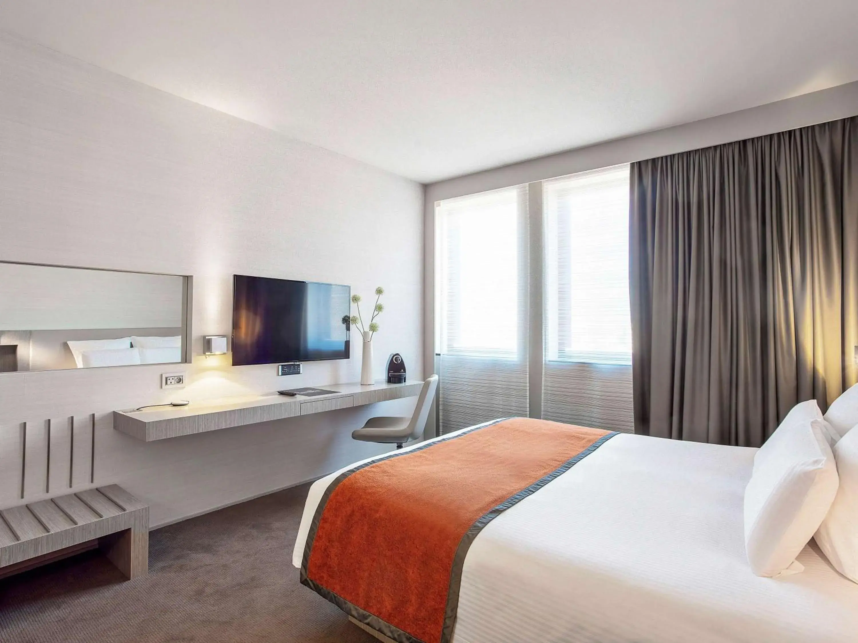 Photo of the whole room, Bed in Pullman Toulouse Centre Ramblas