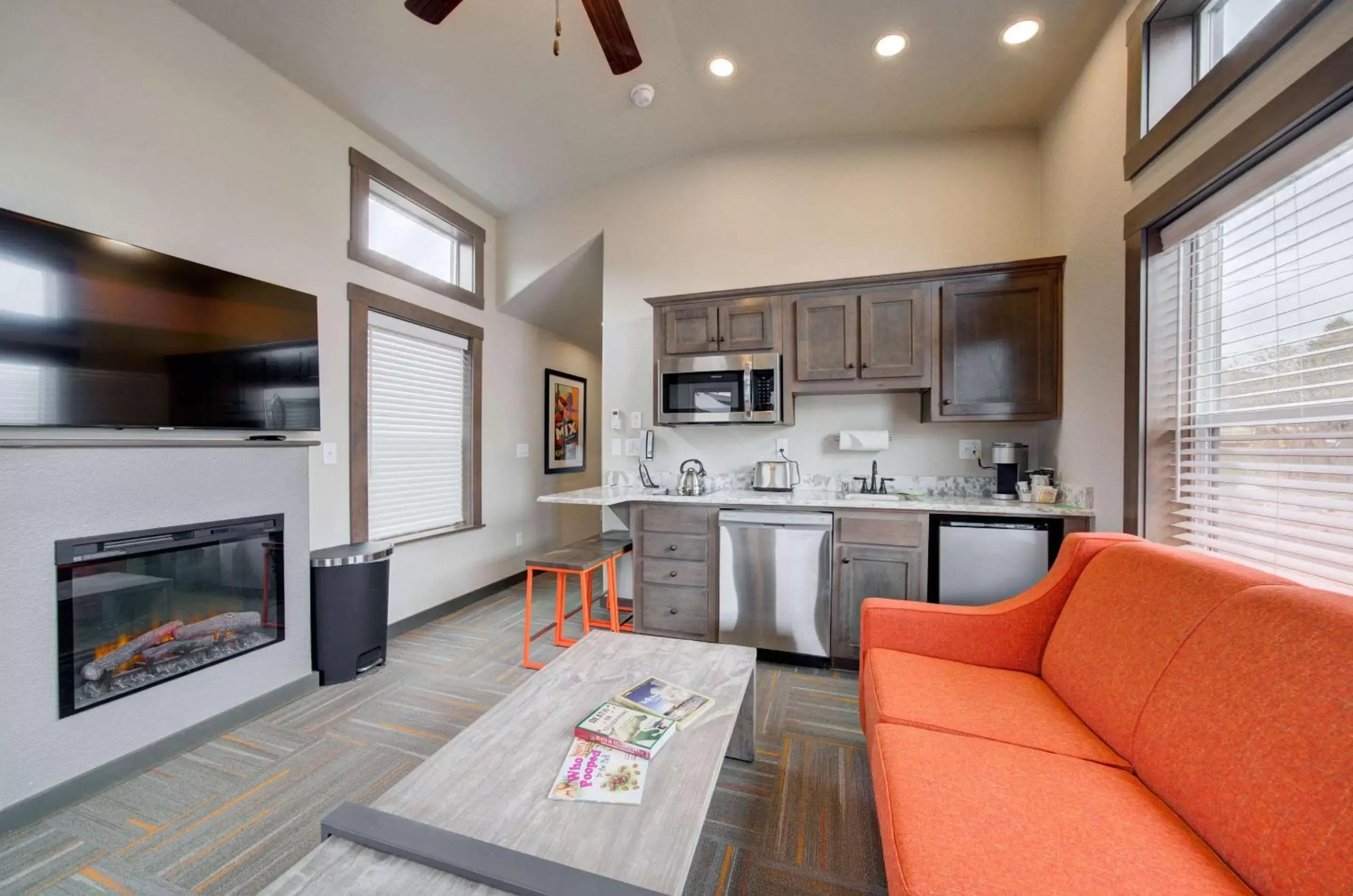 Bedroom, Seating Area in The Ridgeline Hotel at Yellowstone, Ascend Hotel Collection