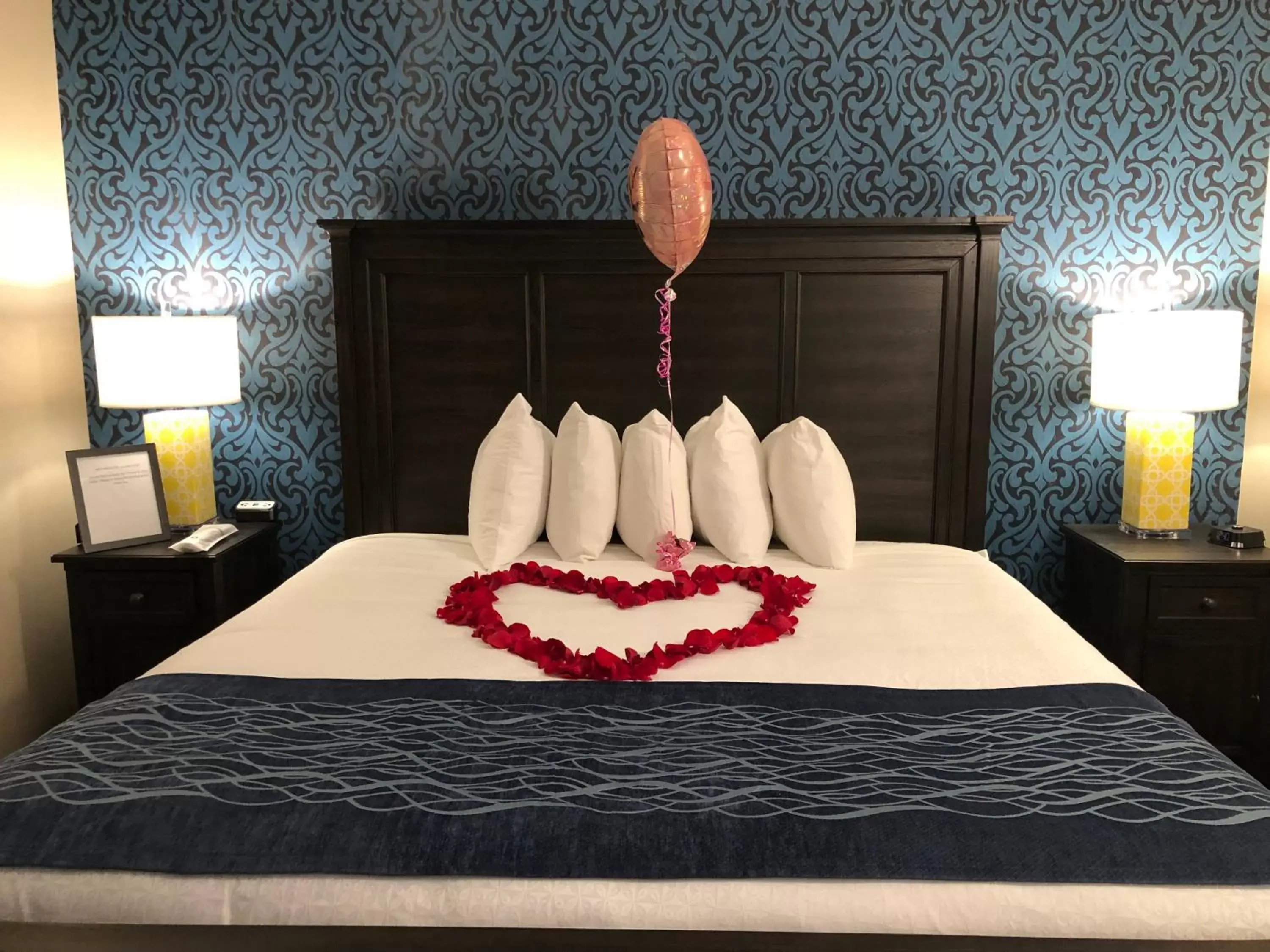 Bed in Riverside inn hannibal Bed in Riverside inn hannibal