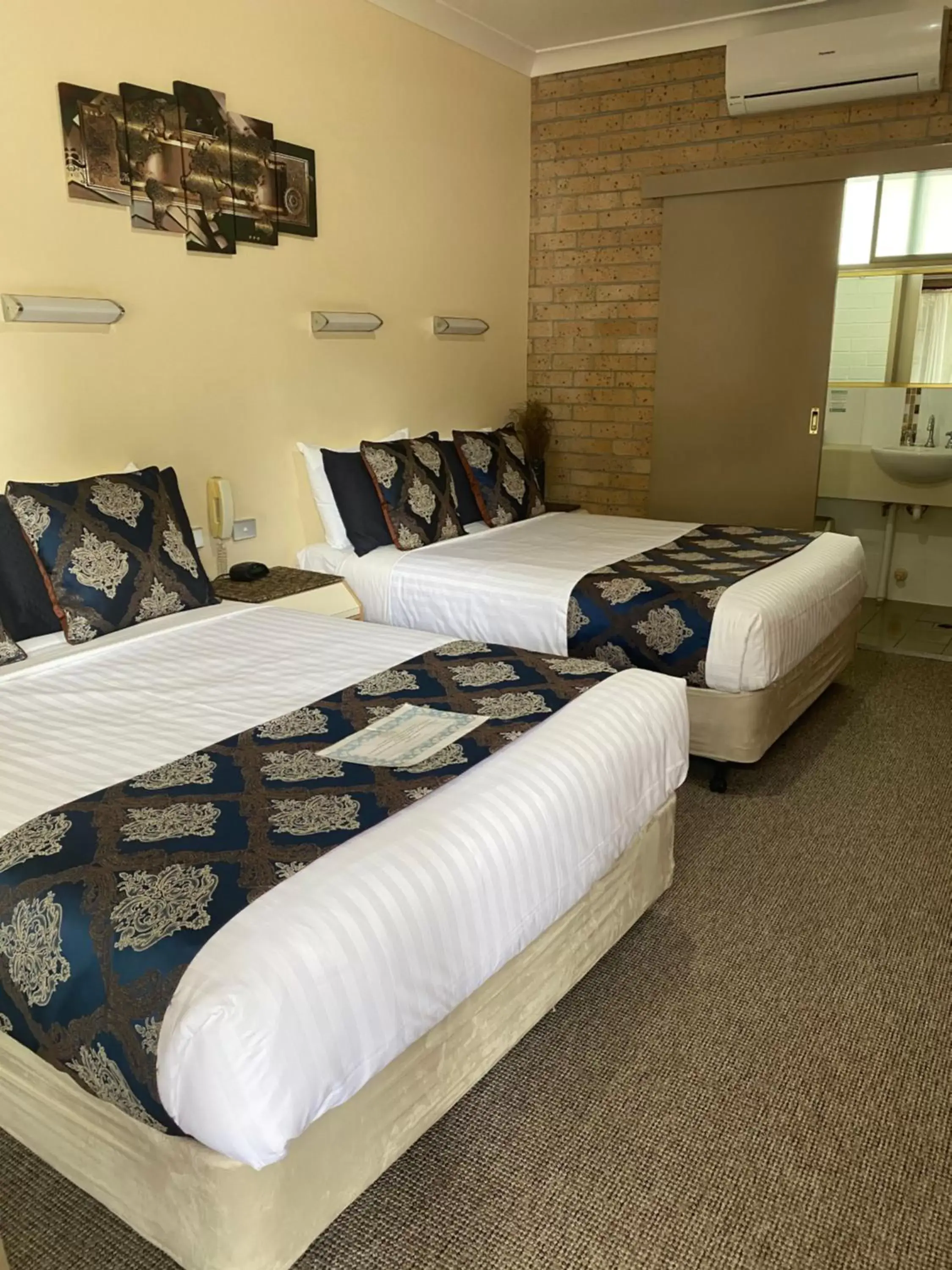 Bed in Marriott Park Motel Bed in Marriott Park Motel