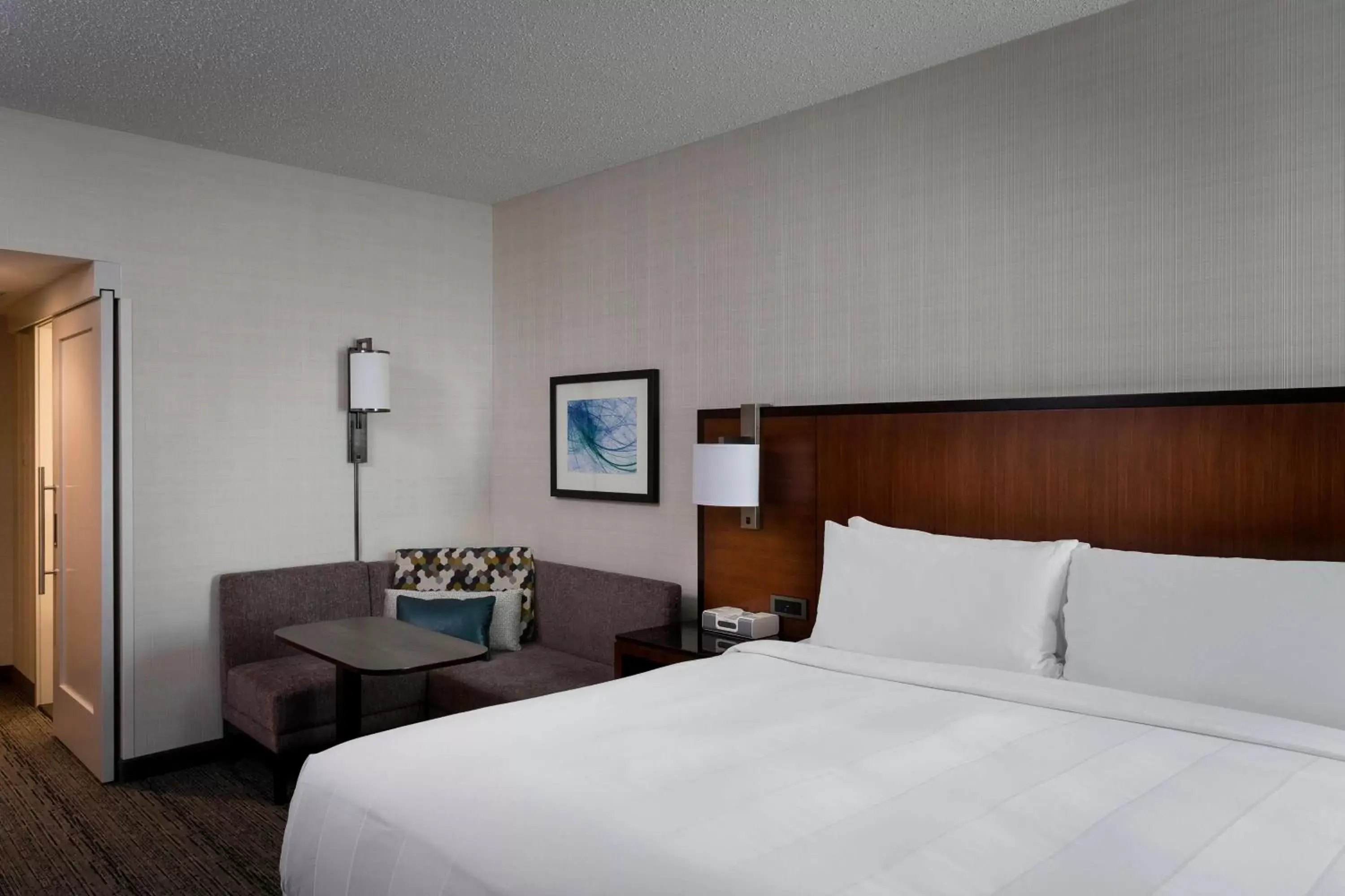Lounge or bar, Bed in Houston Airport Marriott at George Bush Intercontinental