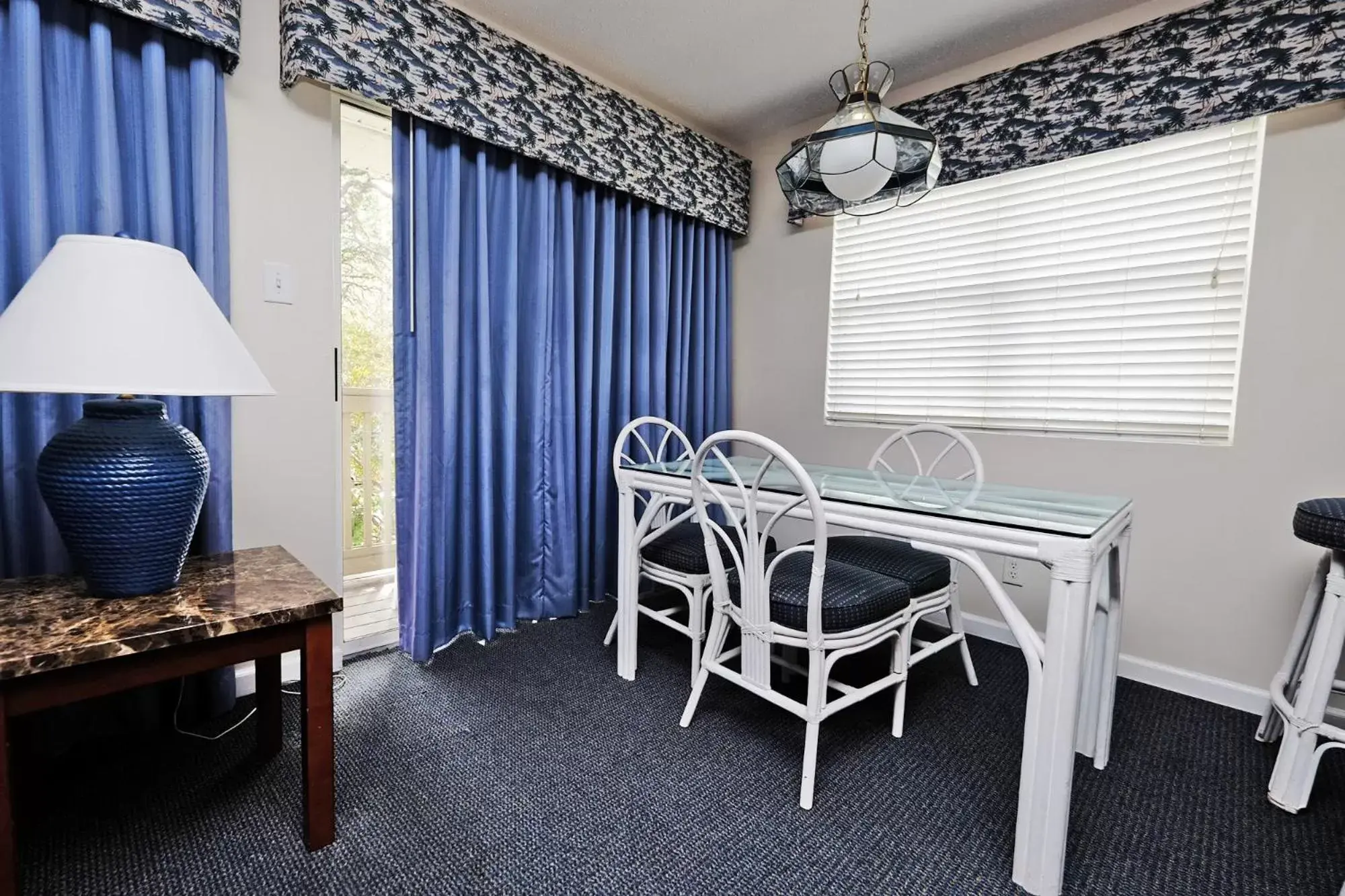 Dining area, Seating Area in Beach Vacation Condos South