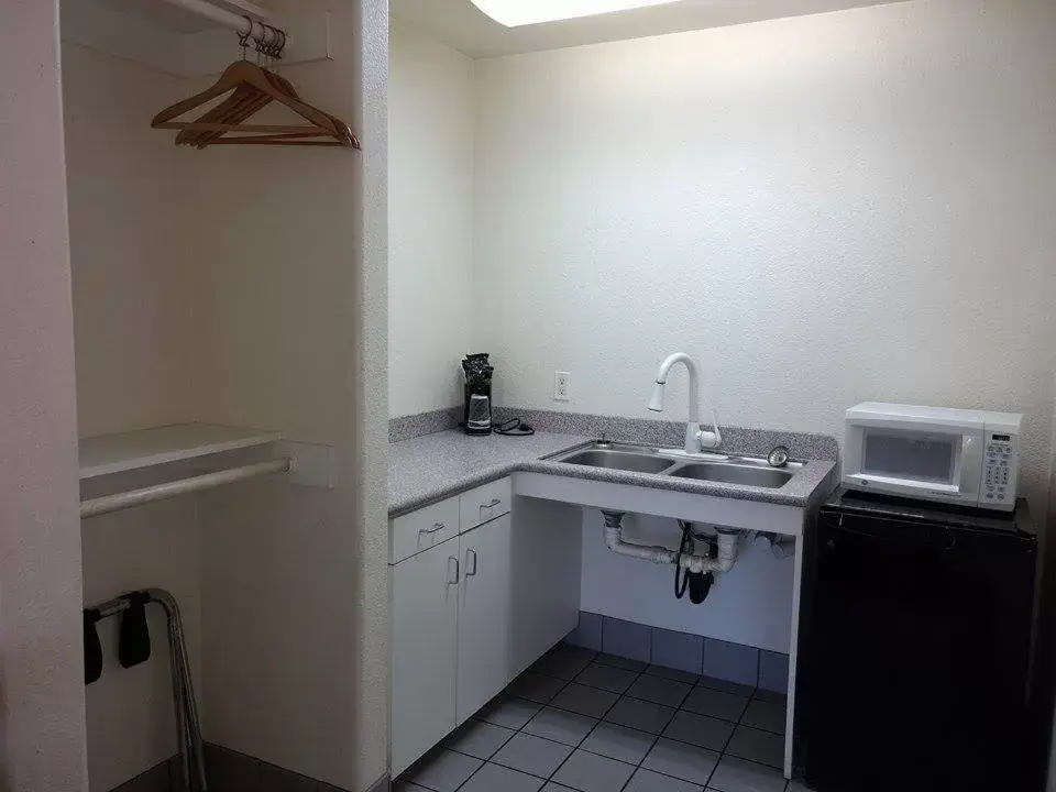 Kitchen/Kitchenette in Travelers Motel