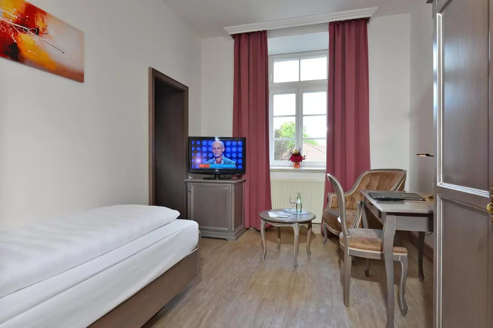 Photo of the whole room, TV/Entertainment Center in Hotel Stadt Hameln