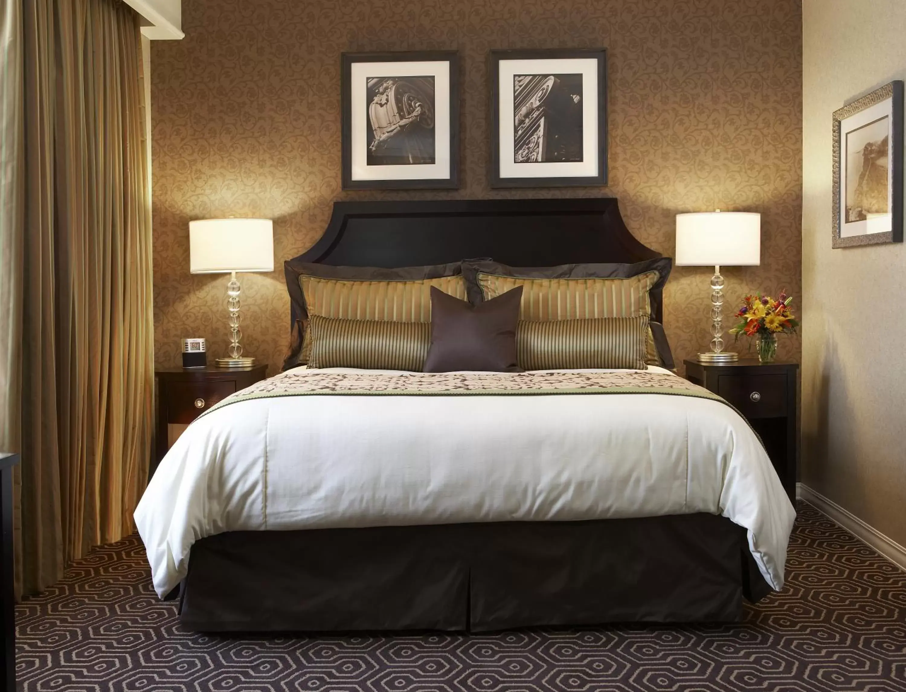 Bed in Hotel Julien Dubuque