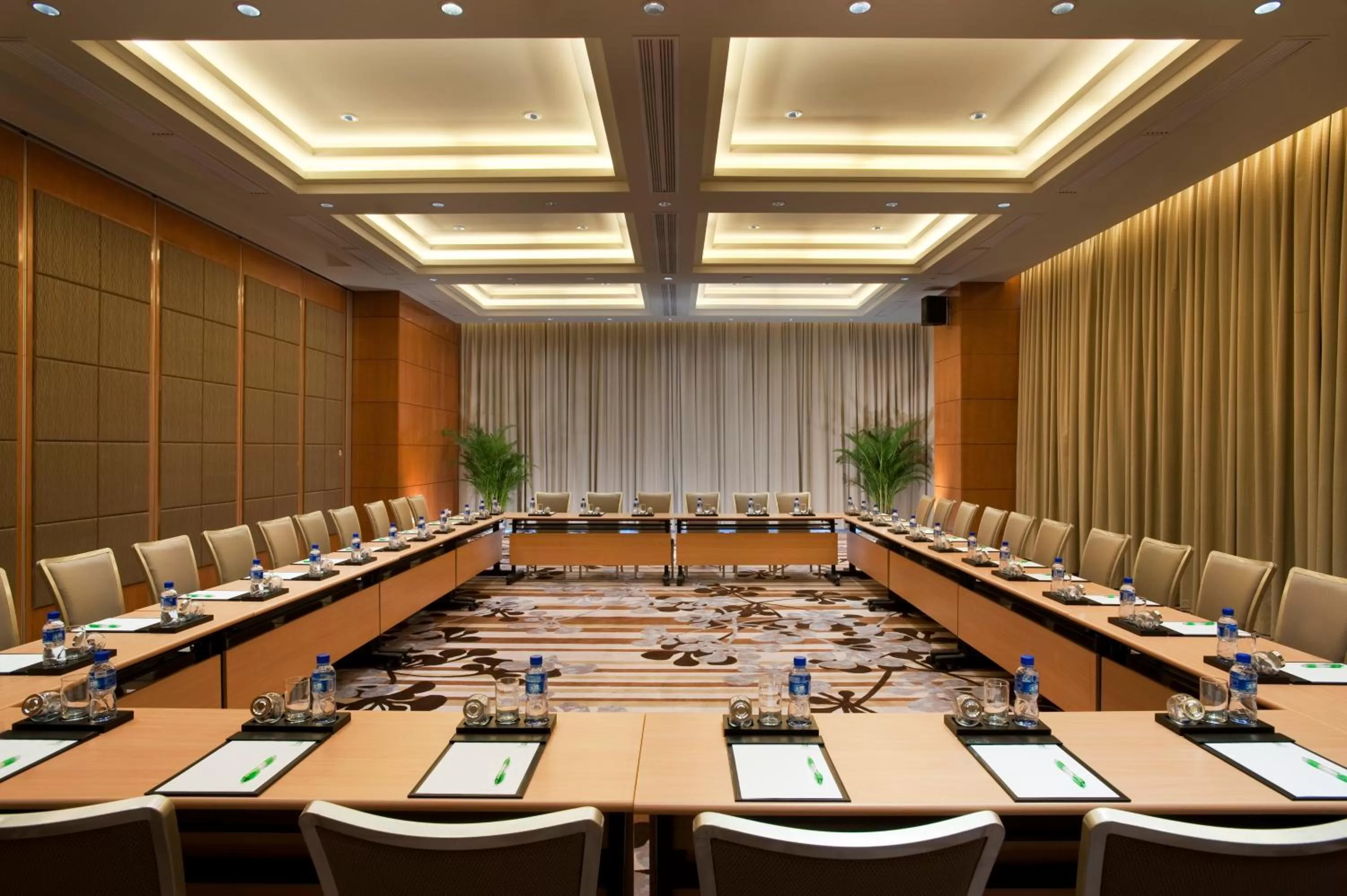 Meeting/conference room in Holiday Inn Tianjin Riverside by IHG