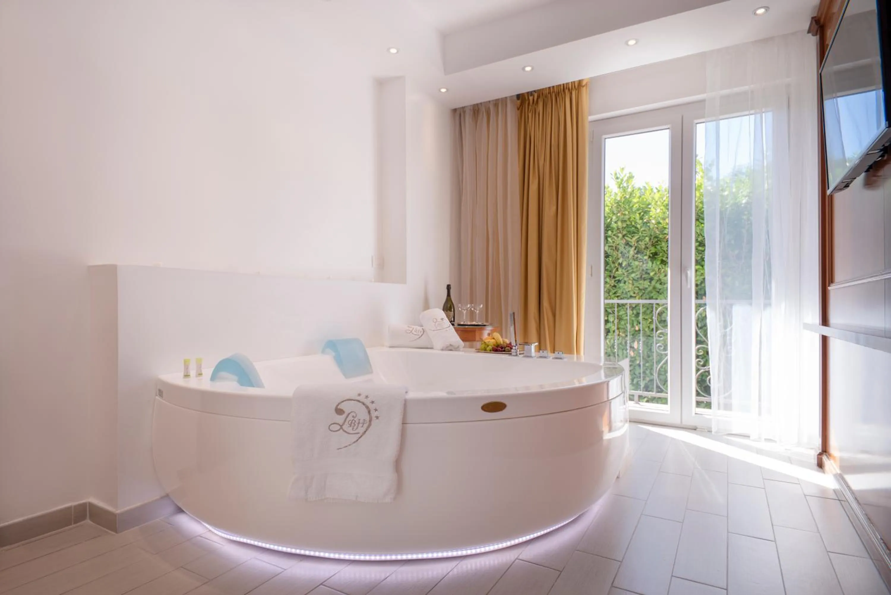 Hot Tub in Ludwig Boutique Hotel & Spa