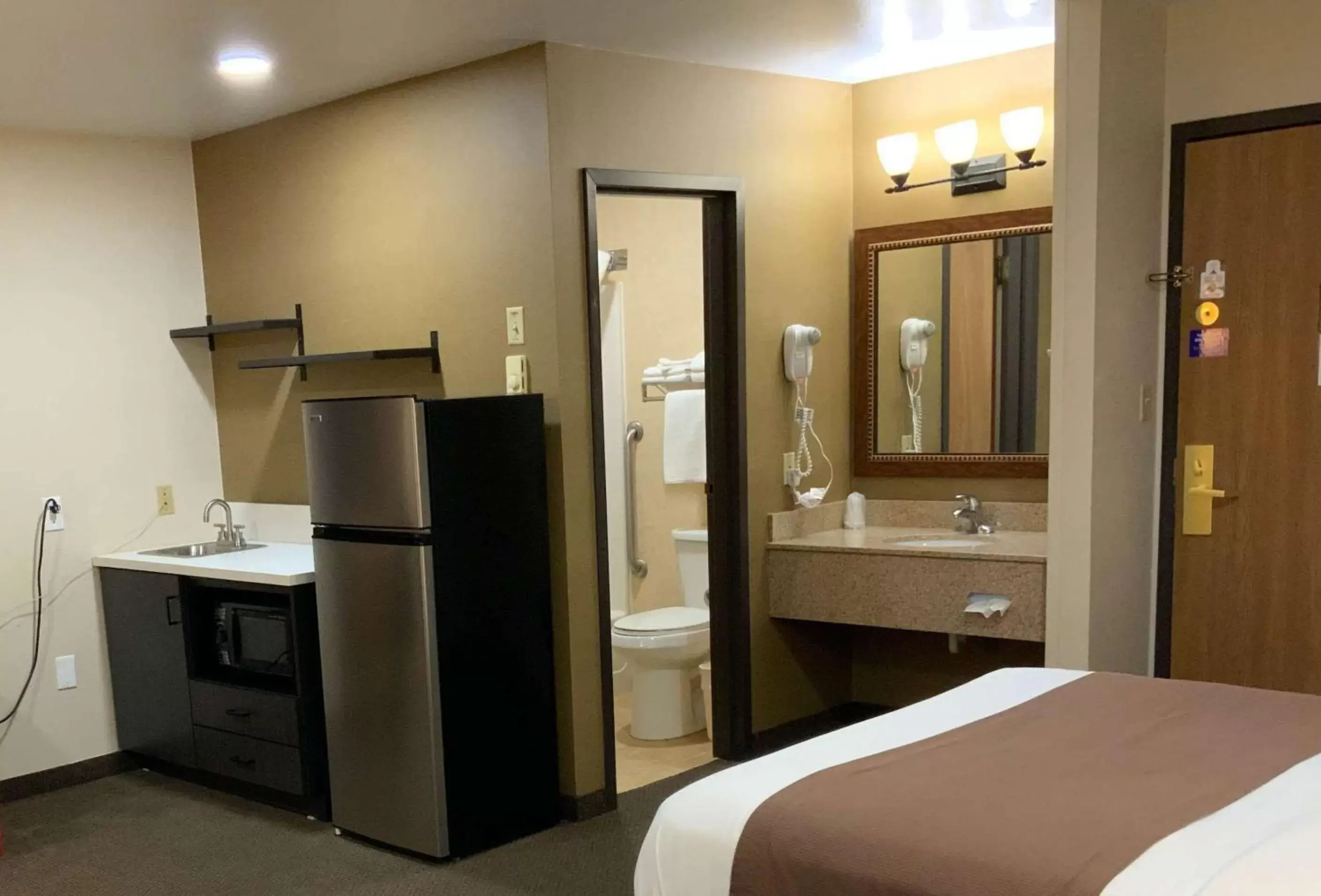 Bathroom, Kitchen/Kitchenette in Studio 6 - Minot, ND