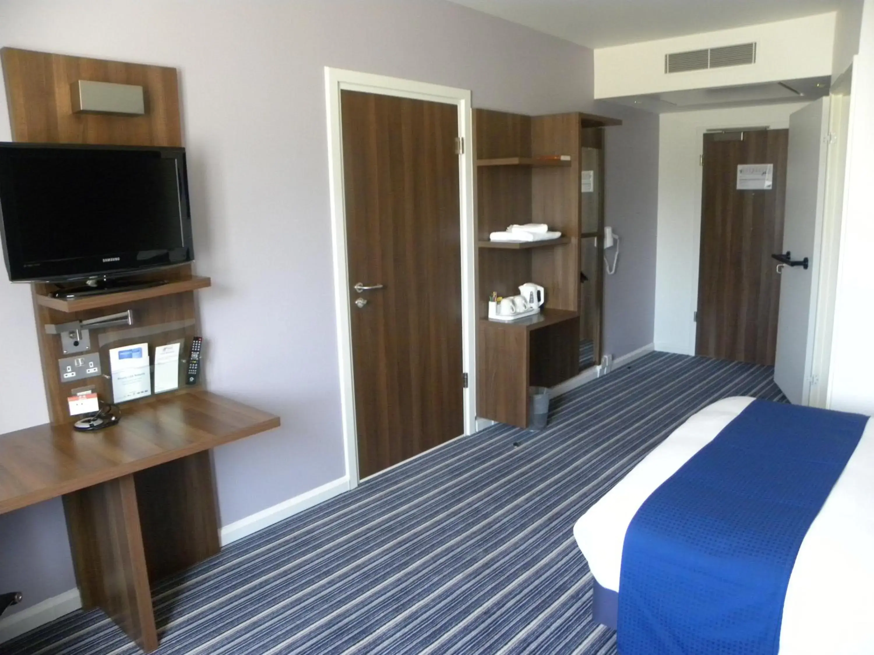 Photo of the whole room, Bed in Holiday Inn Express Colchester