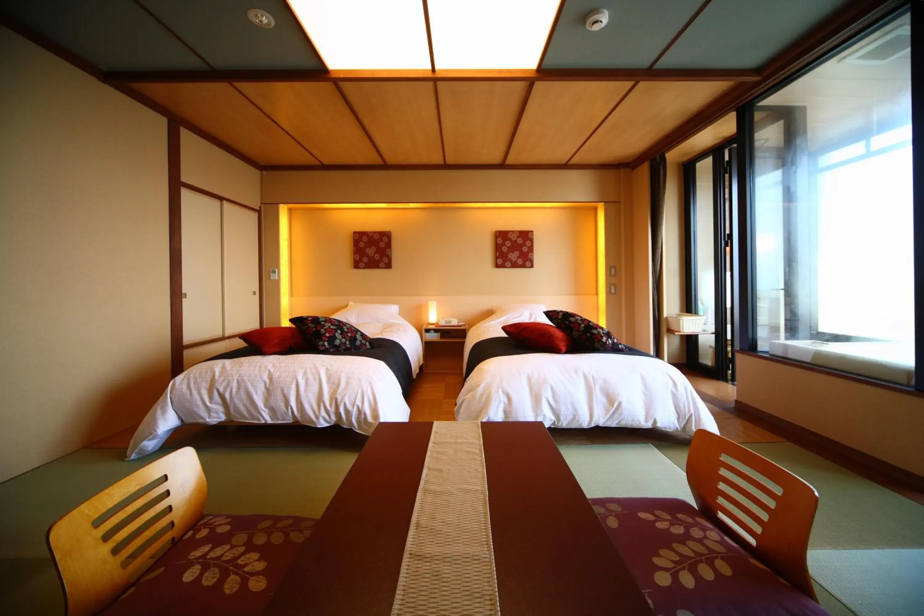 Bed in Biwako Ryokusuitei