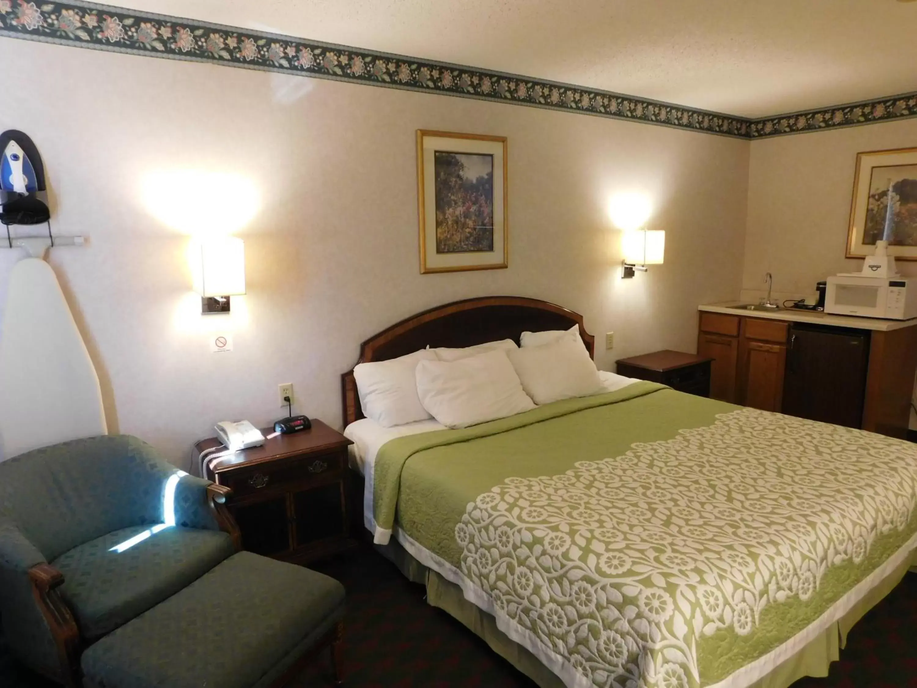 Bedroom, Bed in Days Inn by Wyndham Lexington NE