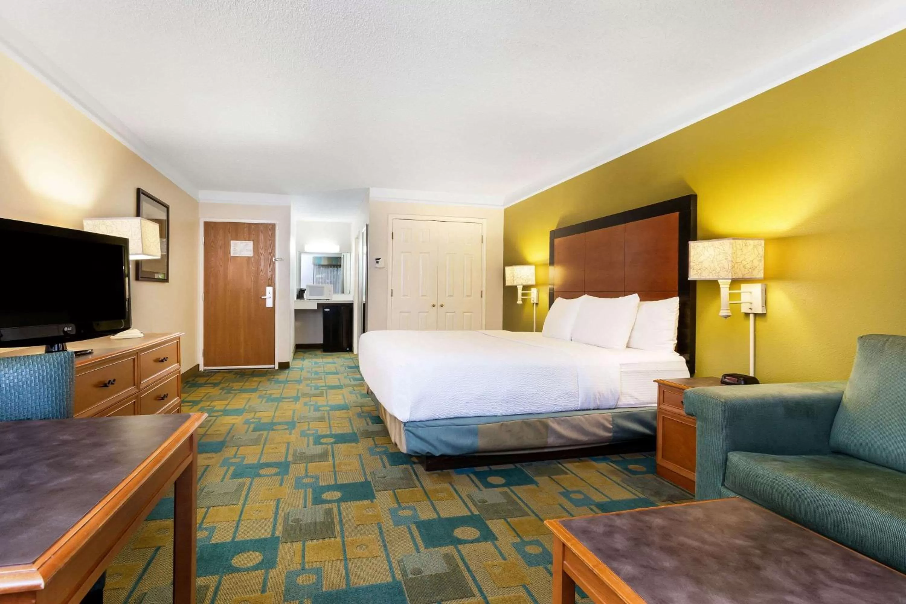 Photo of the whole room, Bed in La Quinta by Wyndham St. Pete-Clearwater Airport