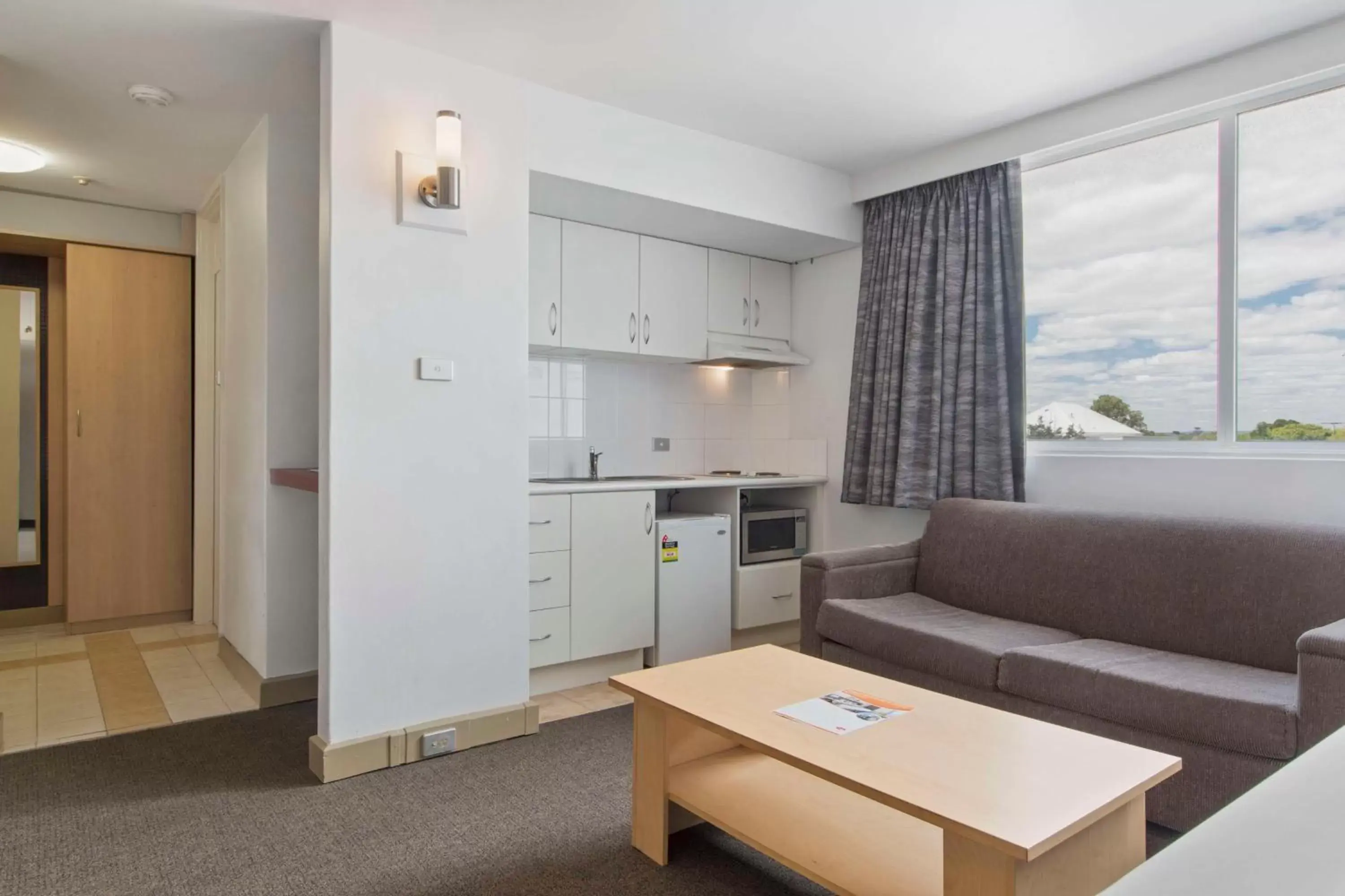 Kitchen or kitchenette, Seating Area in Metro Hotel Perth