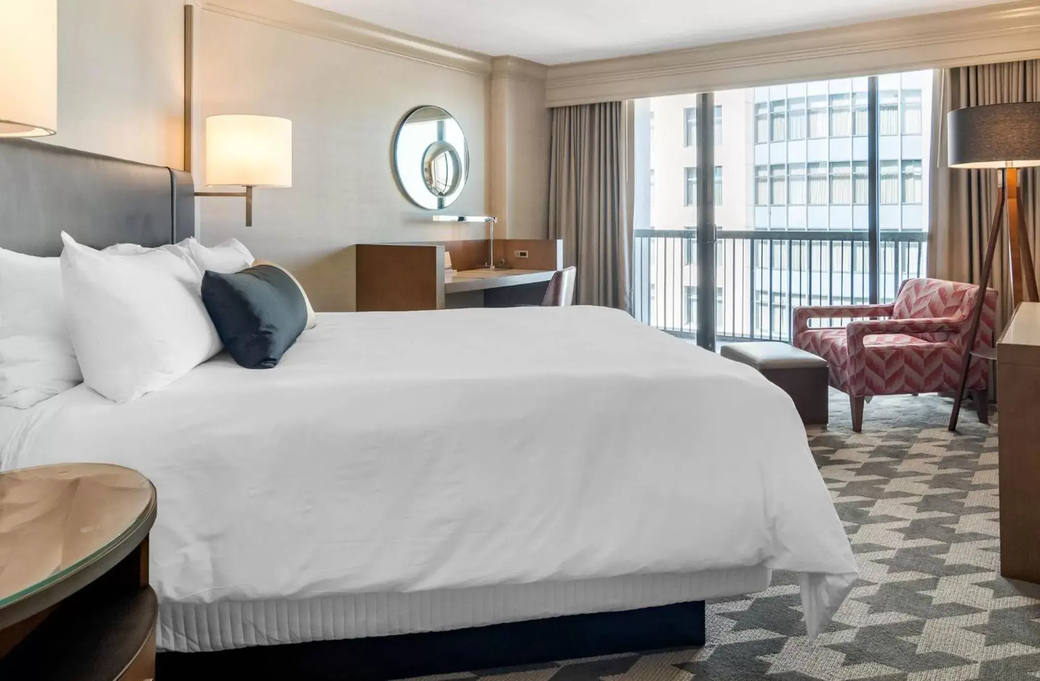 Photo of the whole room, Bed in Omni Atlanta Hotel at CNN Center