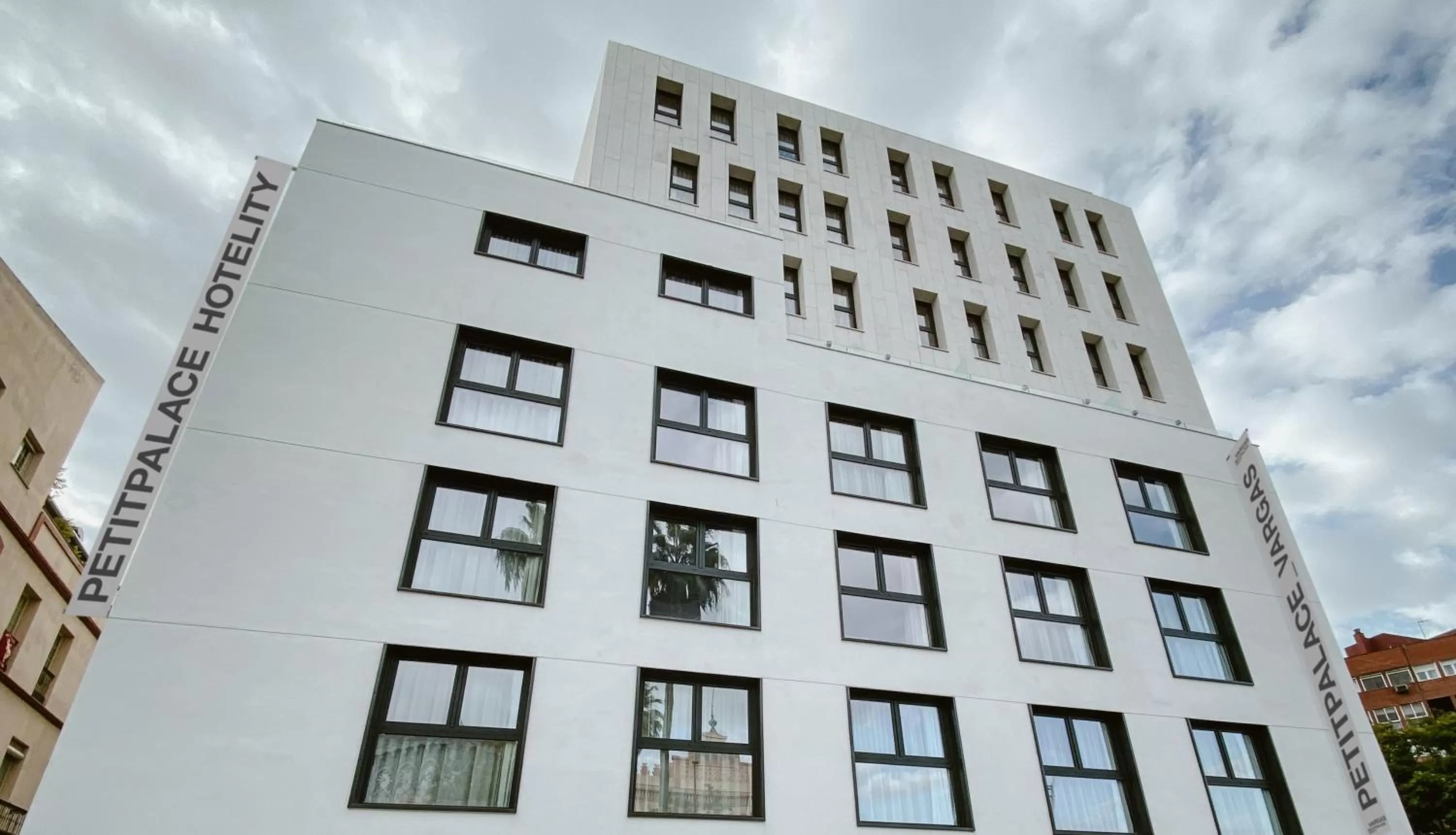 Property building in Petit Palace Vargas