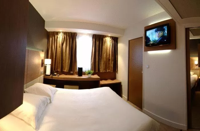 Photo of the whole room, Bed in The Originals Boutique, Hôtel Marytel, Montbrison