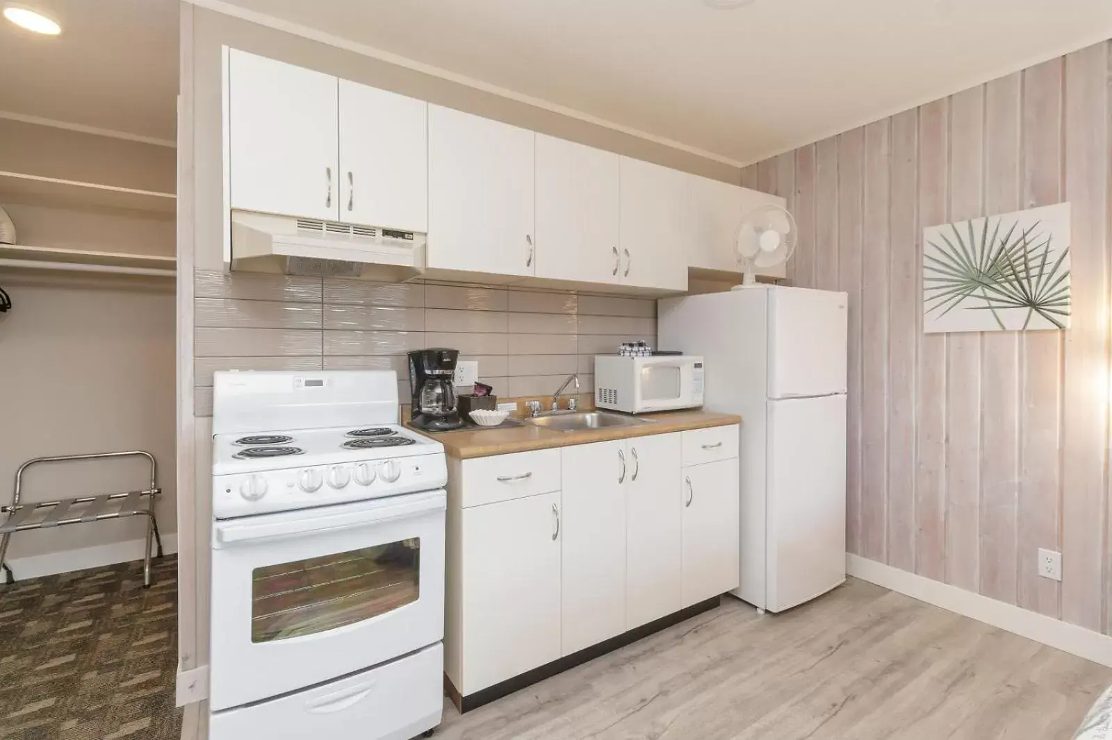 kitchen, Kitchen/Kitchenette in The Cedarwood Inn & Suites