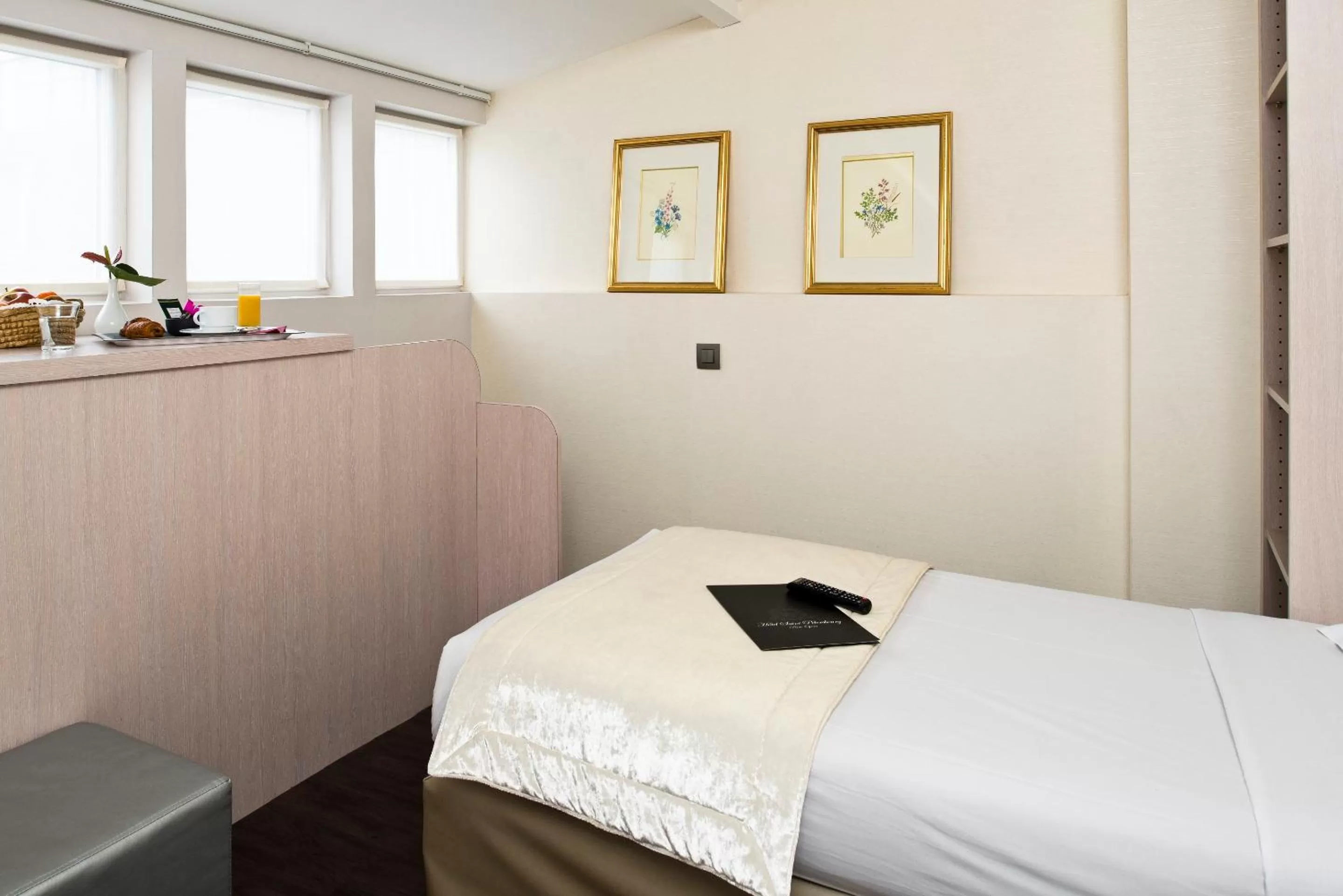 Bedroom, Bed in Hôtel Saint-Pétersbourg Opéra & Spa