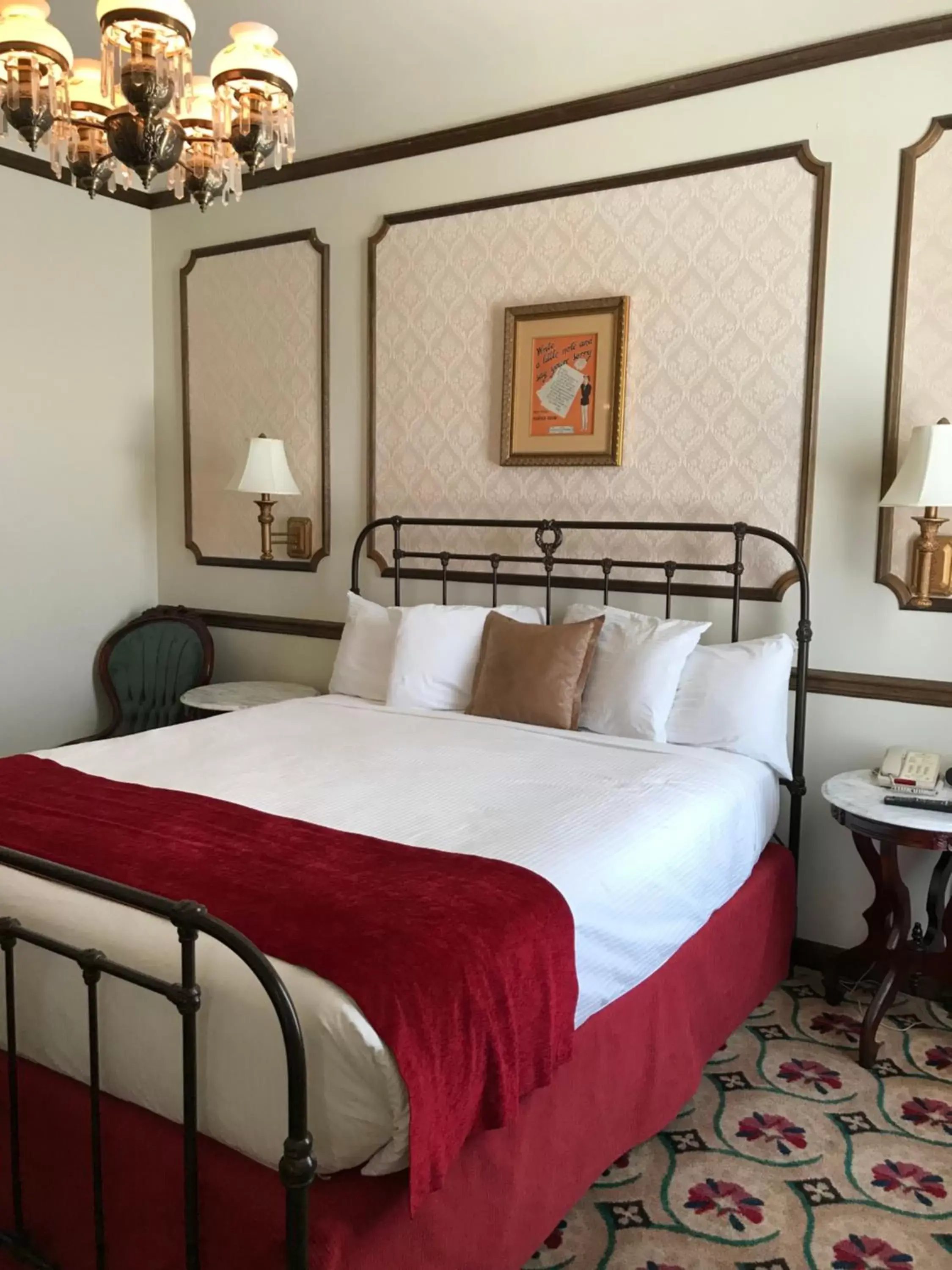 Bedroom, Bed in Mizpah Hotel