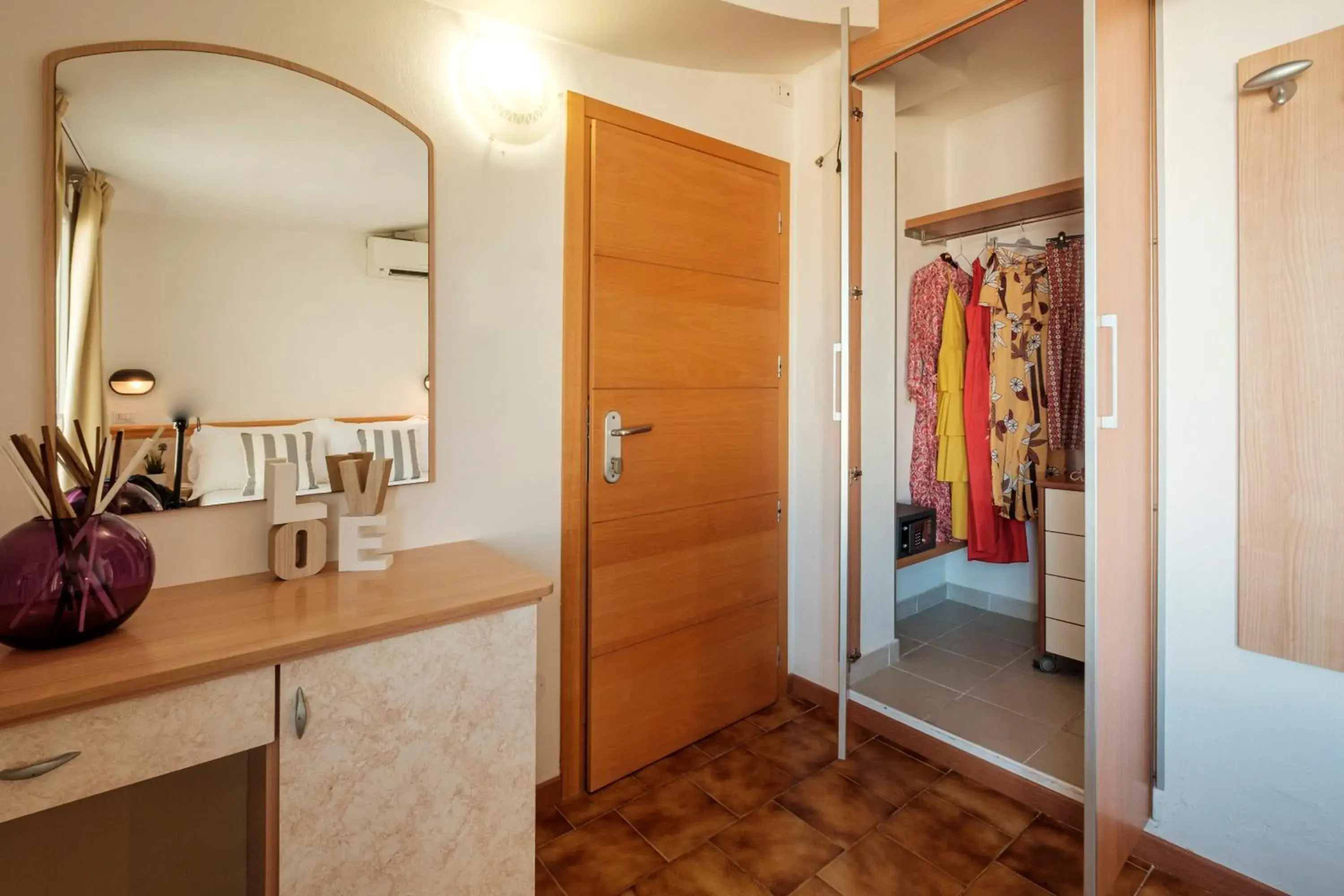 Bathroom, Bed in Hotel Oceanic