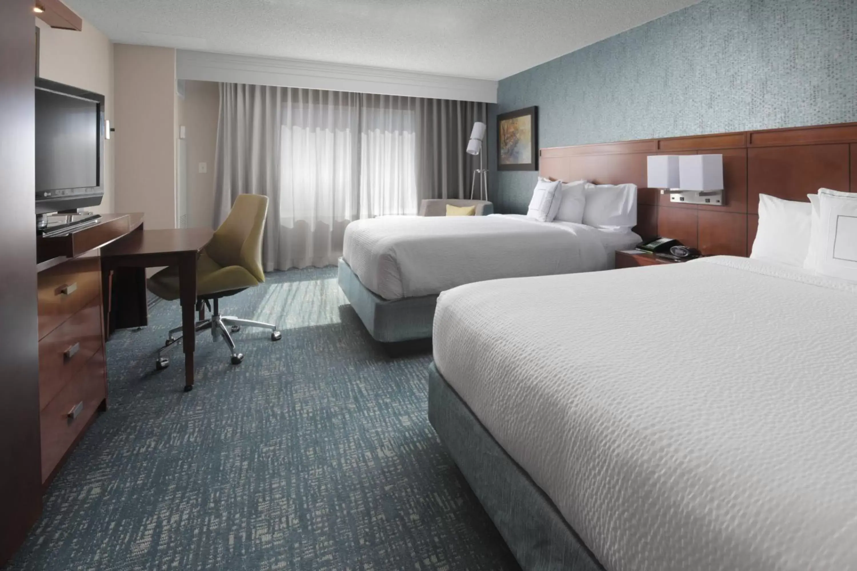 Photo of the whole room, Bed in Courtyard by Marriott San Antonio Riverwalk