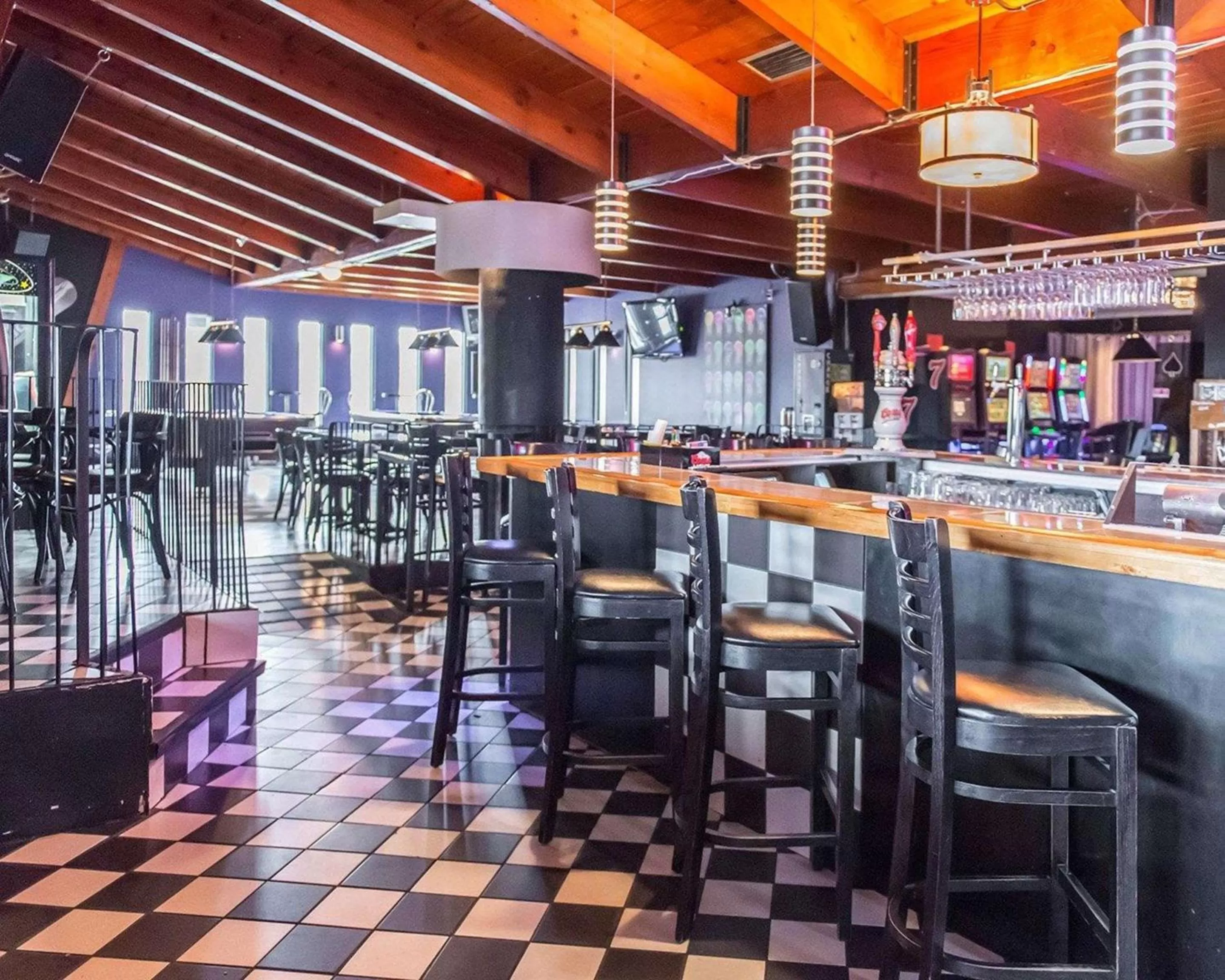 Lounge or bar in Quality Inn Mont-Laurier