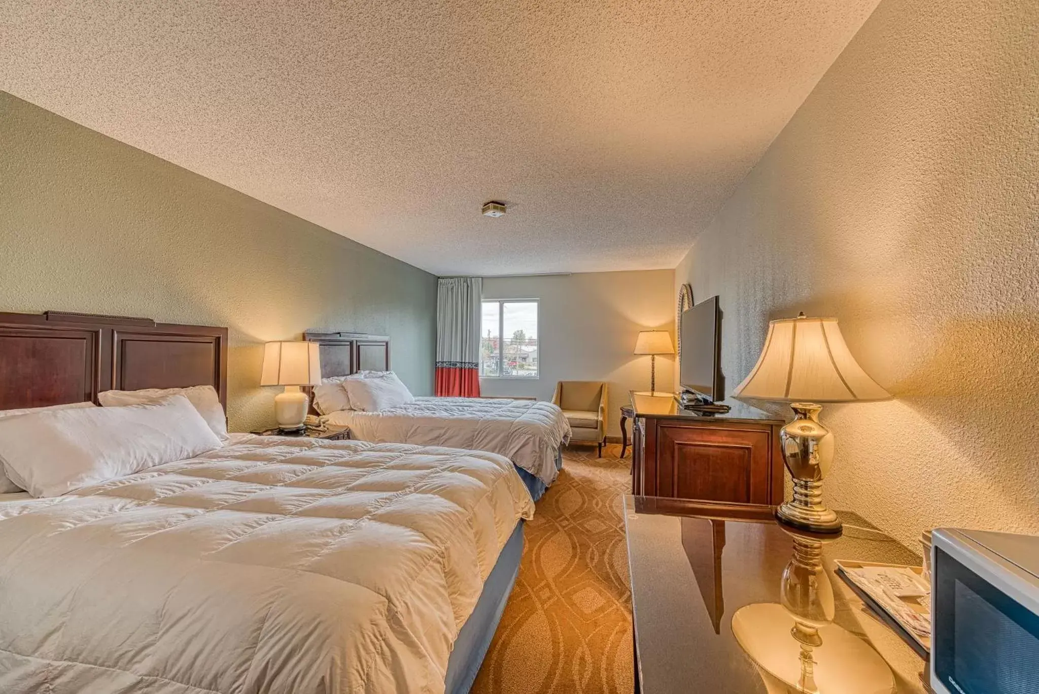Bed in American Inn & suites