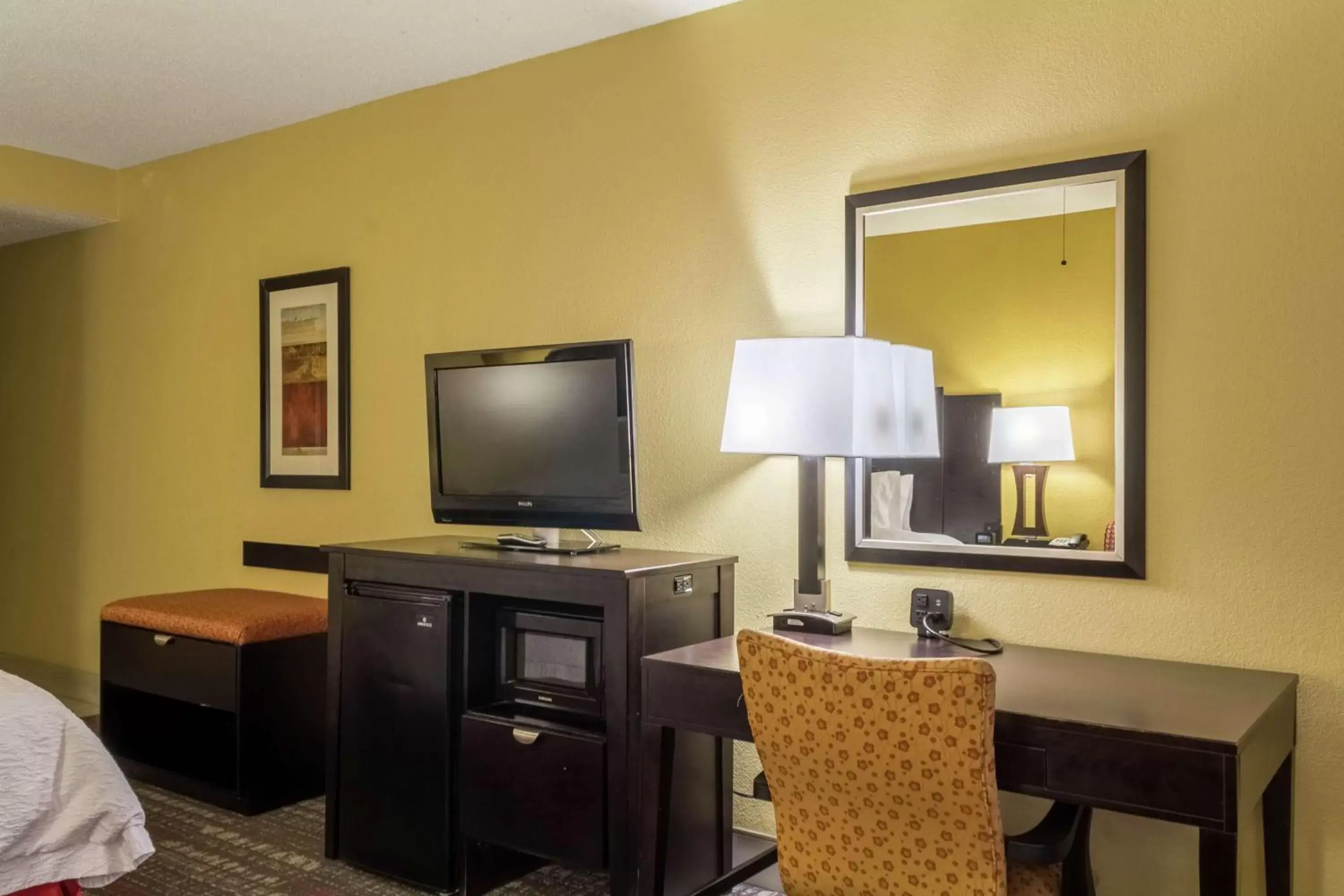 Bedroom, TV/Entertainment Center in Hampton Inn Clinton