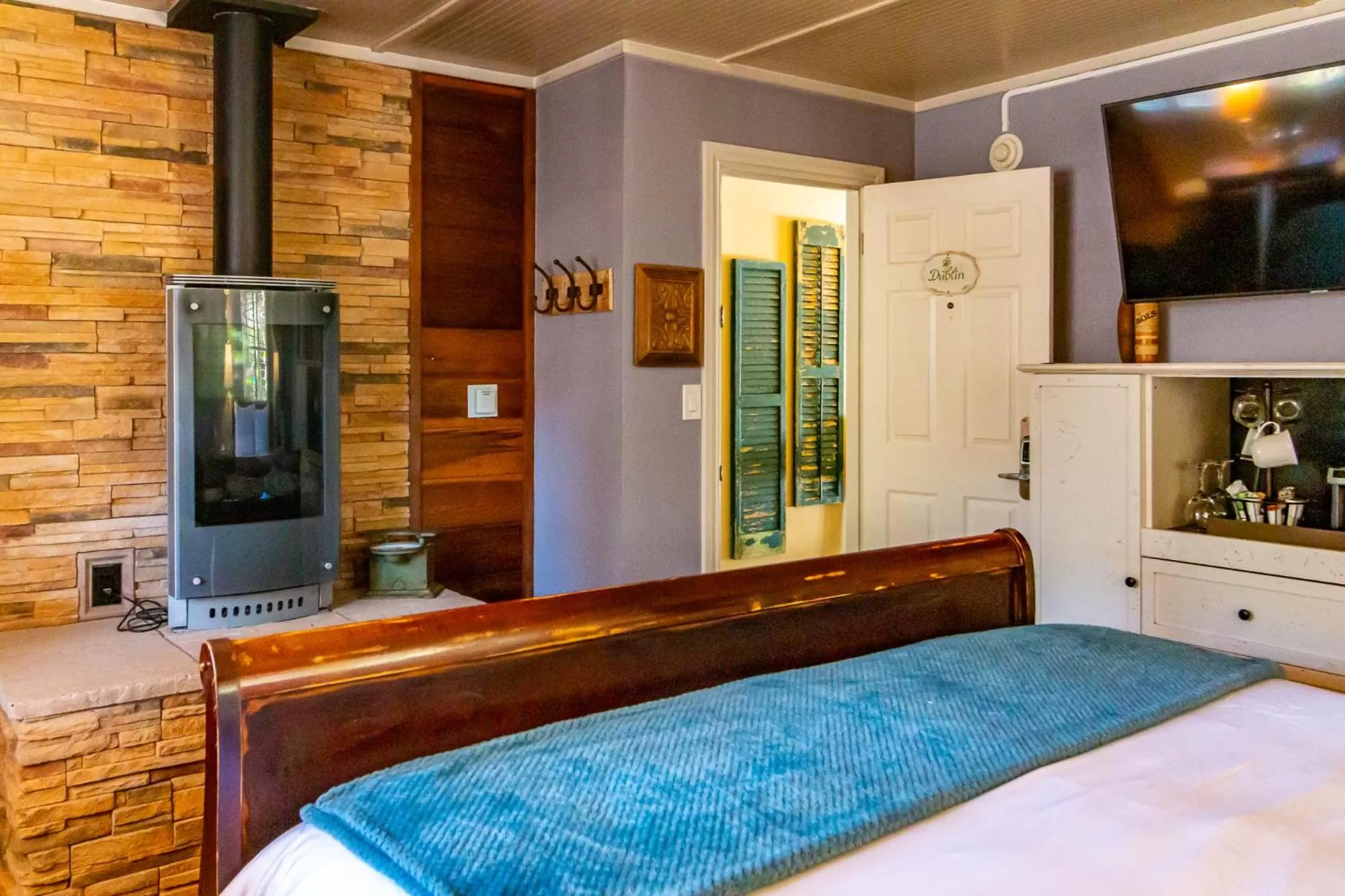 Bedroom, Bed in J Patrick Inn