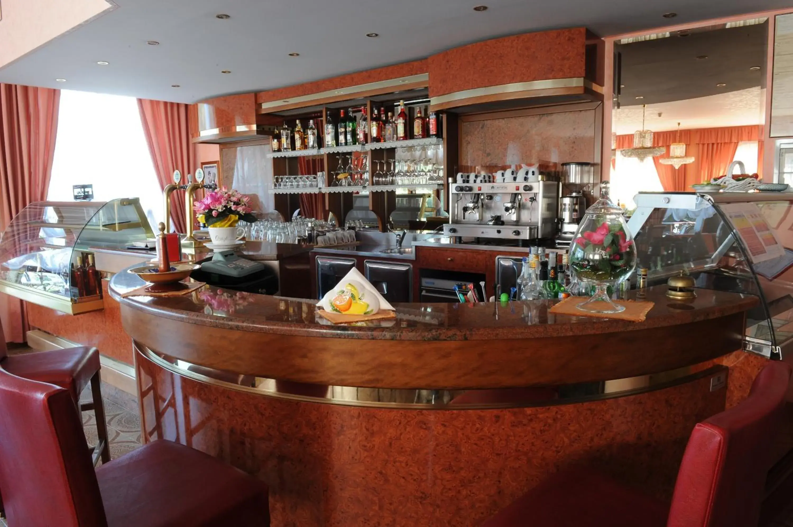 Restaurant/places to eat, Lounge/Bar in Hotel Cristallo