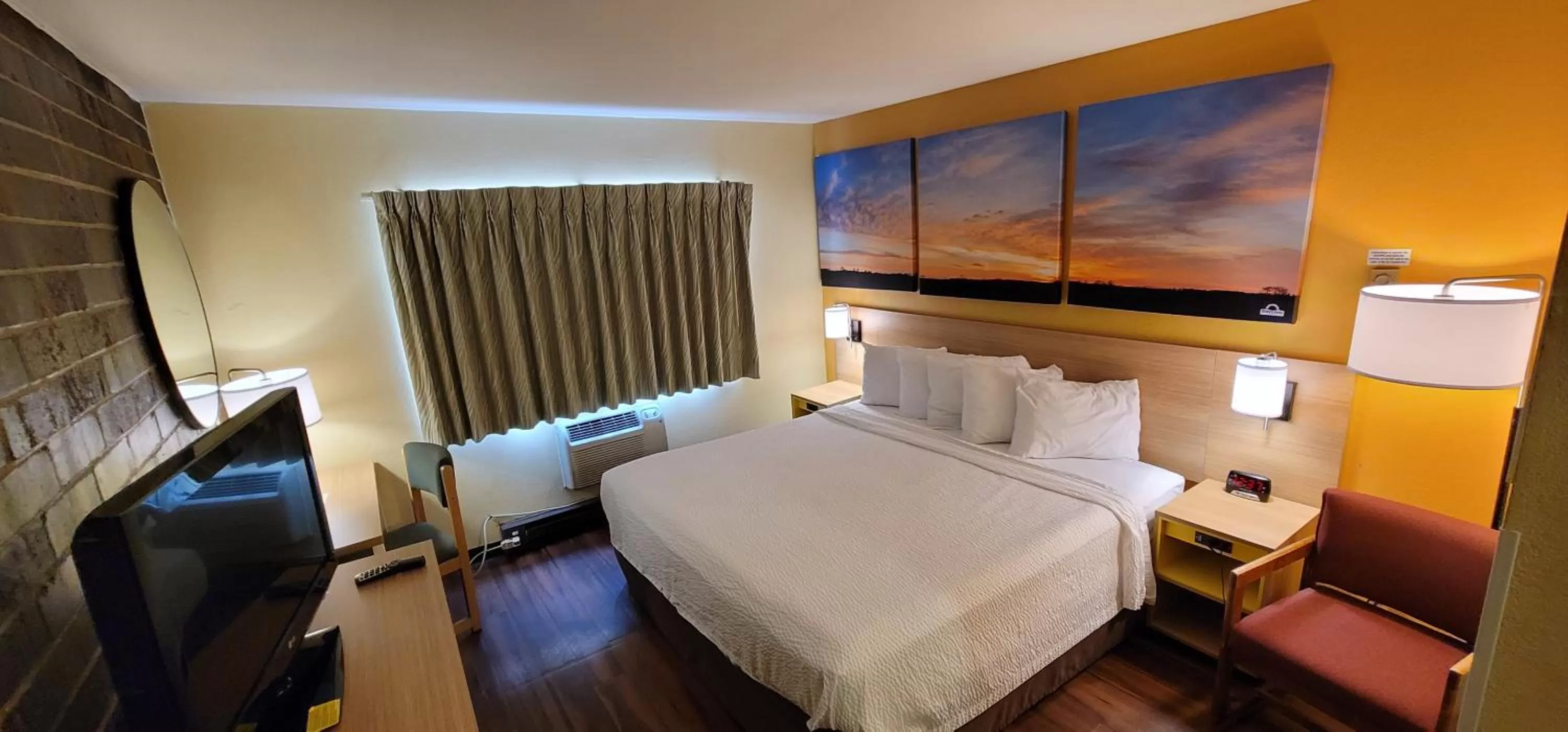 Bed in Days Inn by Wyndham Rockford I-90 Walking Distance to Casino