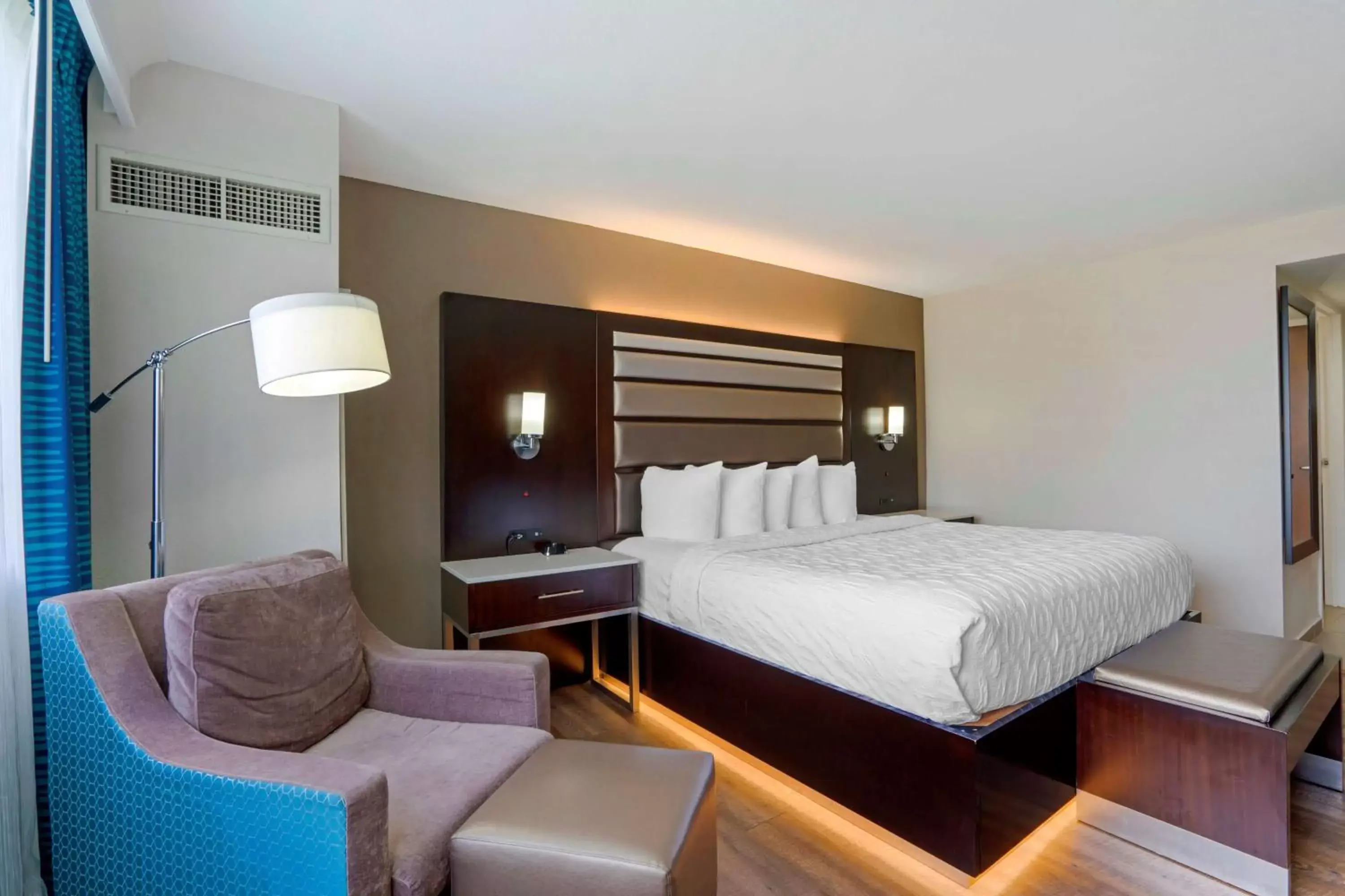 Bedroom in Premier Jacksonville Deerwood Hotel