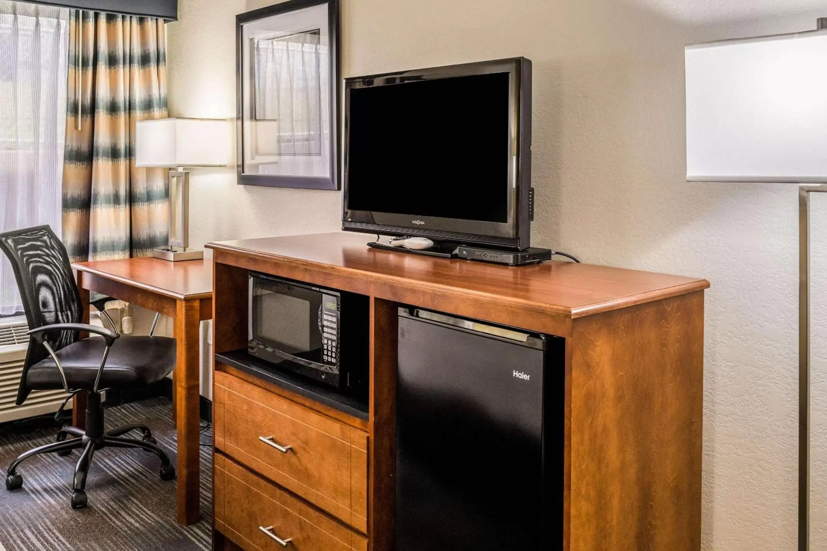 Photo of the whole room, TV/Entertainment Center in Quality Inn Alexander City